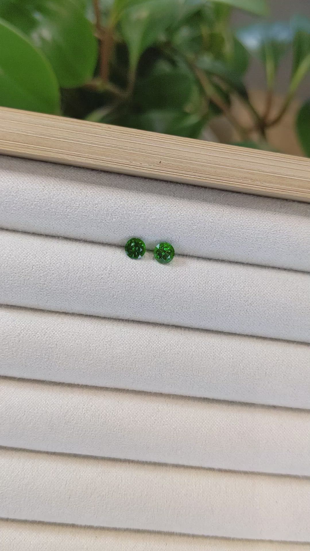 1.00&nbsp;Ct.Tw.Total Carat Weight Tsavorite Garnet Pair from Tanzania Size Video