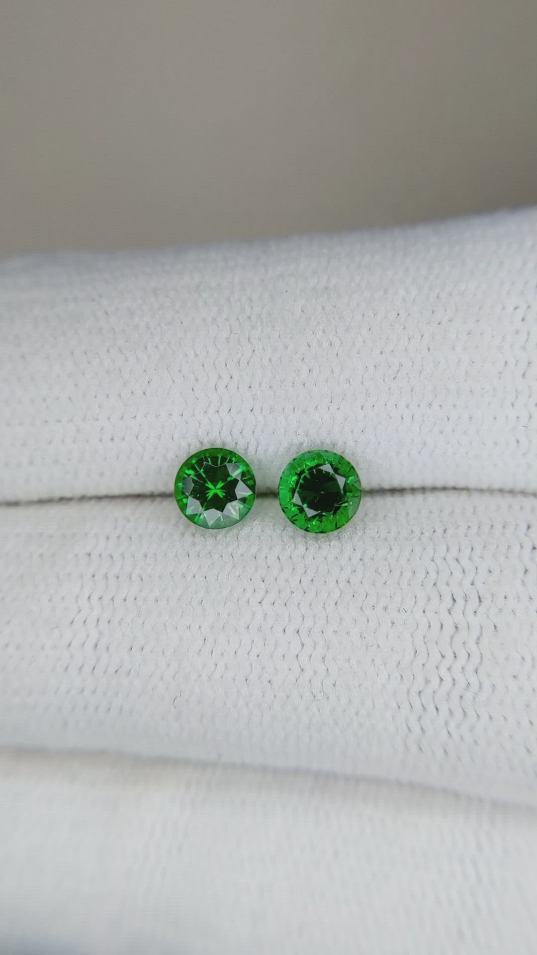1.00&nbsp;Ct.Tw.Total Carat Weight Tsavorite Garnet Pair from Tanzania Size Video