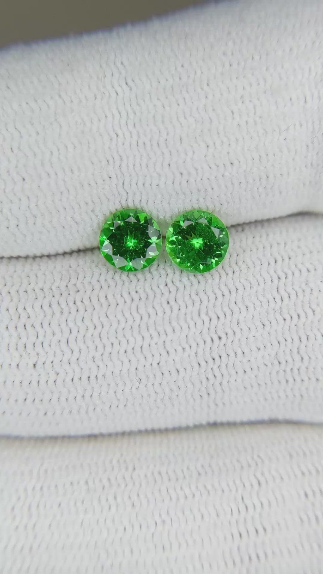 1.29&nbsp;Ct.Tw.Total Carat Weight Tsavorite Garnet Pair from Kenya Size Video