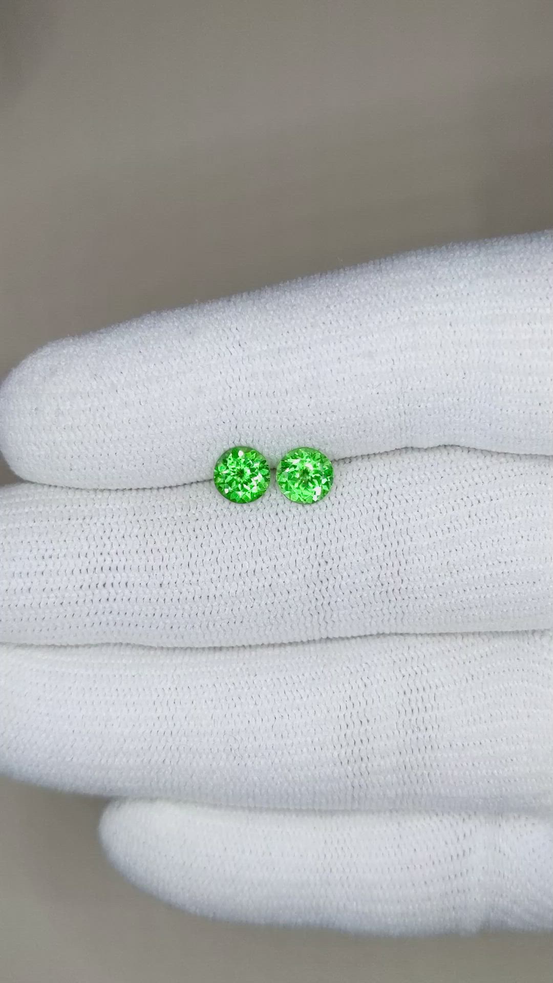 1.29&nbsp;Ct.Tw.Total Carat Weight Tsavorite Garnet Pair from Kenya Size Video