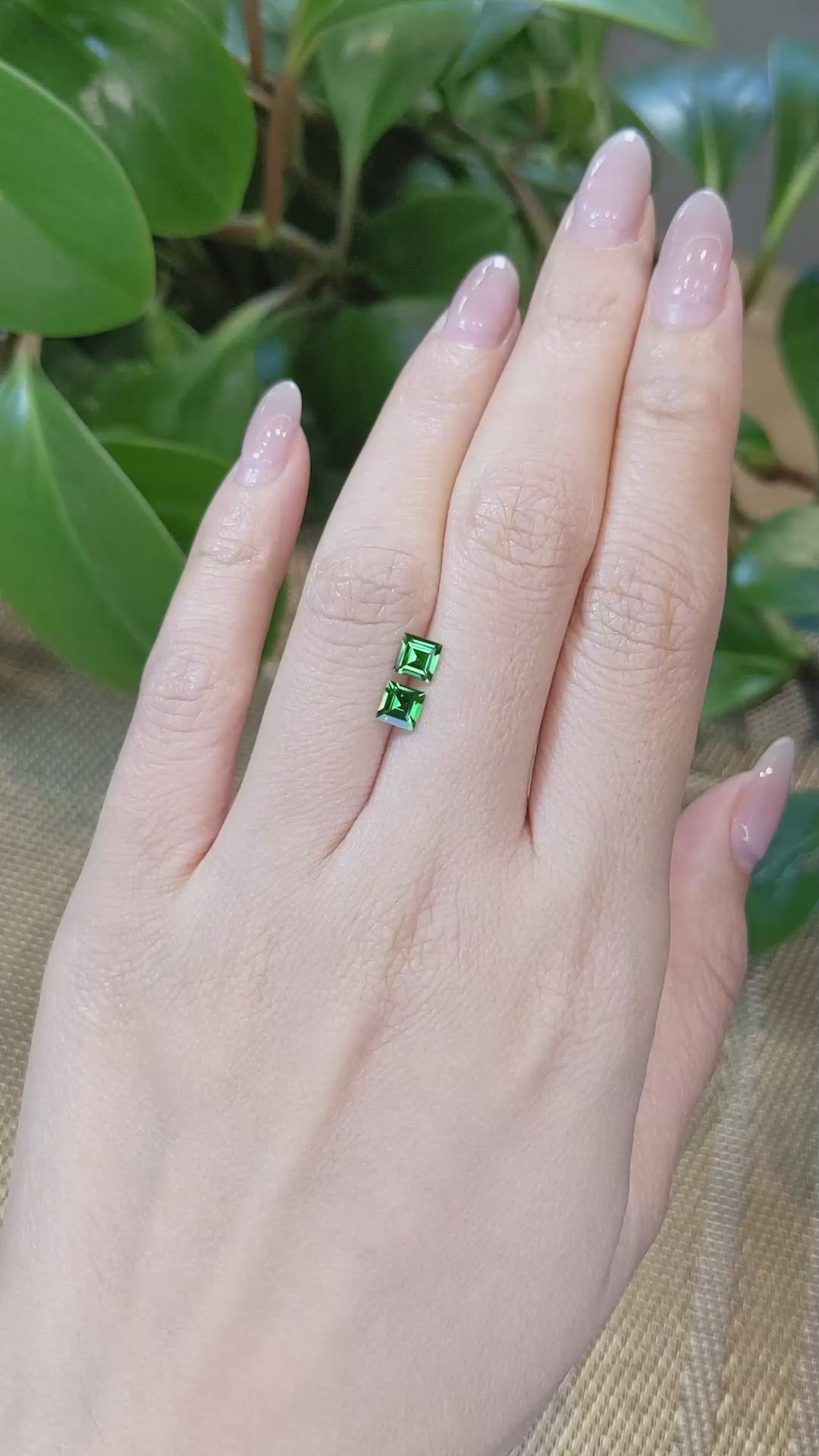 0.98&nbsp;Ct.Tw.Total Carat Weight Tsavorite Garnet Pair from Tanzania Size Video
