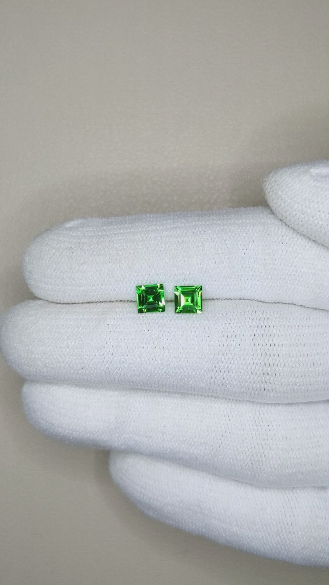 0.98&nbsp;Ct.Tw.Total Carat Weight Tsavorite Garnet Pair from Tanzania Size Video