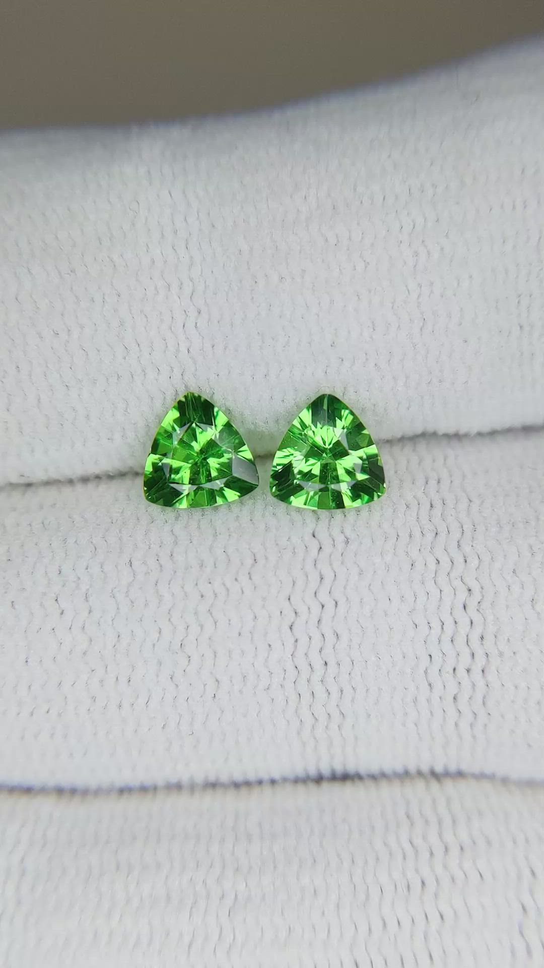 1.31&nbsp;Ct.Tw.Total Carat Weight Tsavorite Garnet Pair from Tanzania Size Video