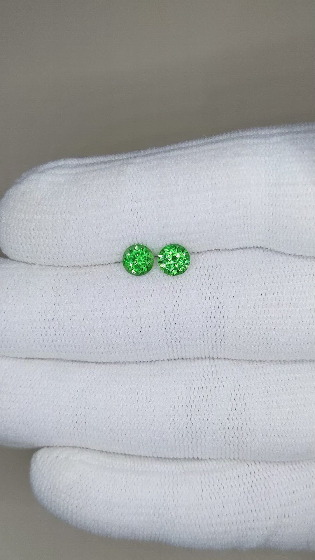 1.23&nbsp;Ct.Tw.Total Carat Weight Tsavorite Garnet Pair from Kenya Size Video