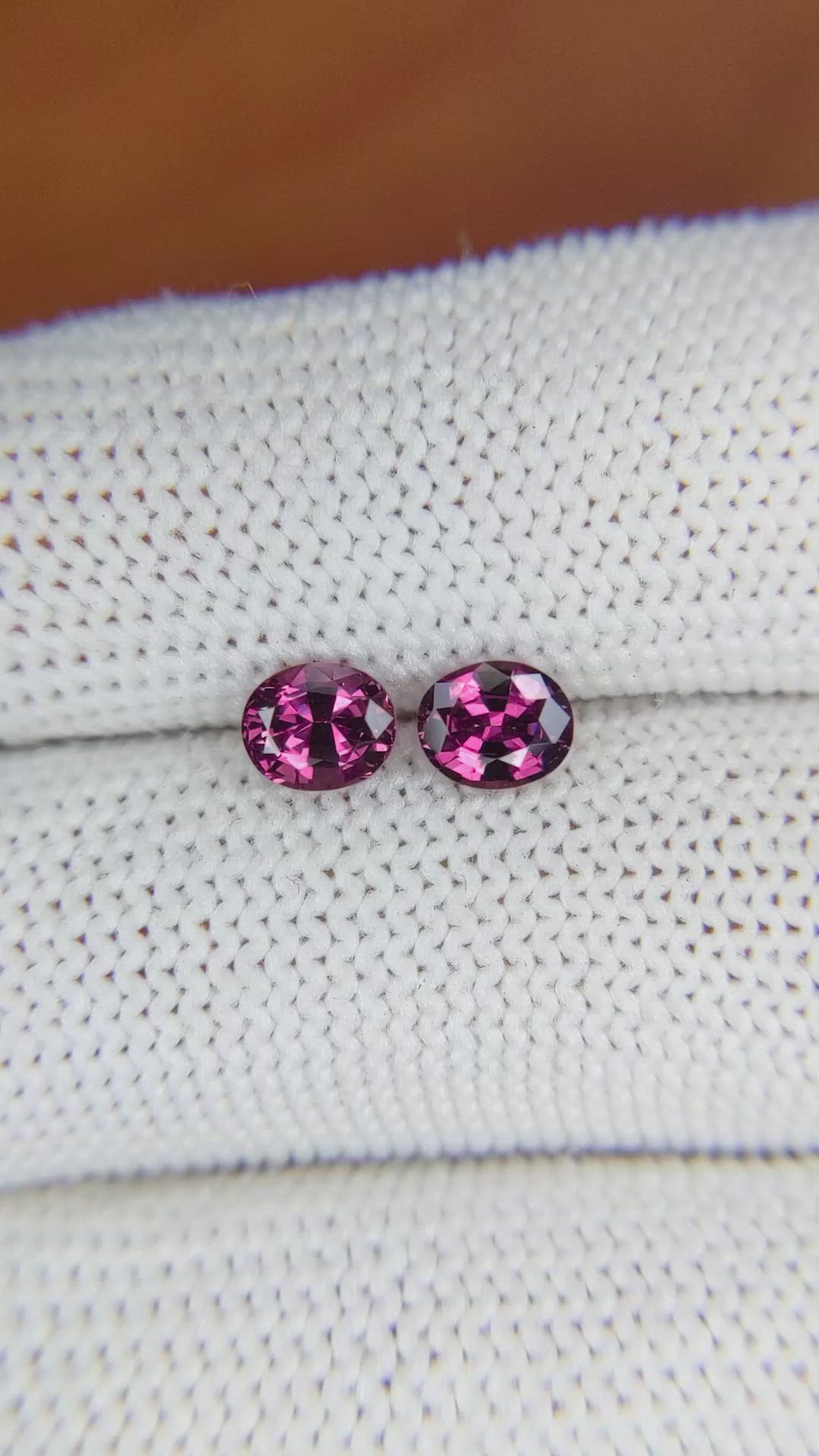 1.37&nbsp;Ct.Tw.Total Carat Weight Spinel Pair from Ceylon (Sri Lanka) Size Video