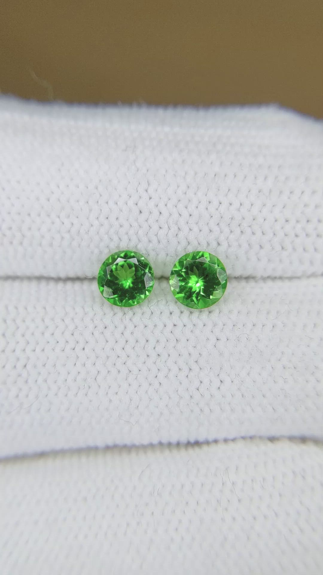 1.28&nbsp;Ct.Tw.Total Carat Weight Tsavorite Garnet Pair from Madagascar Size Video
