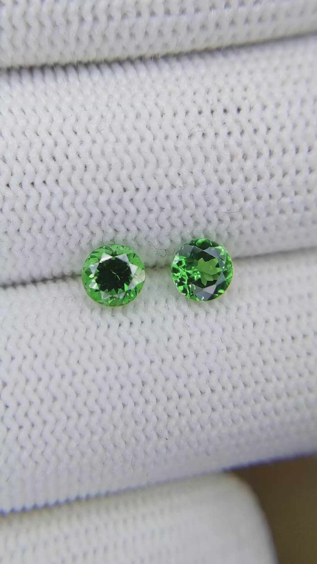 1.20&nbsp;Ct.Tw.Total Carat Weight Tsavorite Garnet Pair from Madagascar Size Video