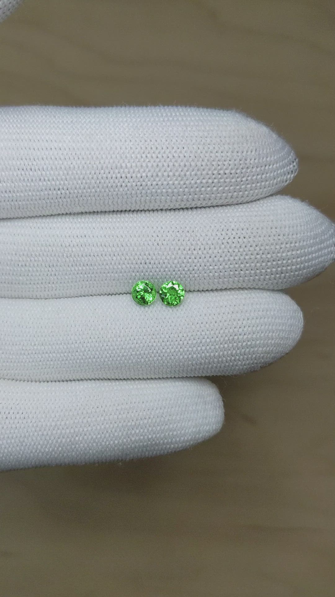 1.20&nbsp;Ct.Tw.Total Carat Weight Tsavorite Garnet Pair from Madagascar Size Video