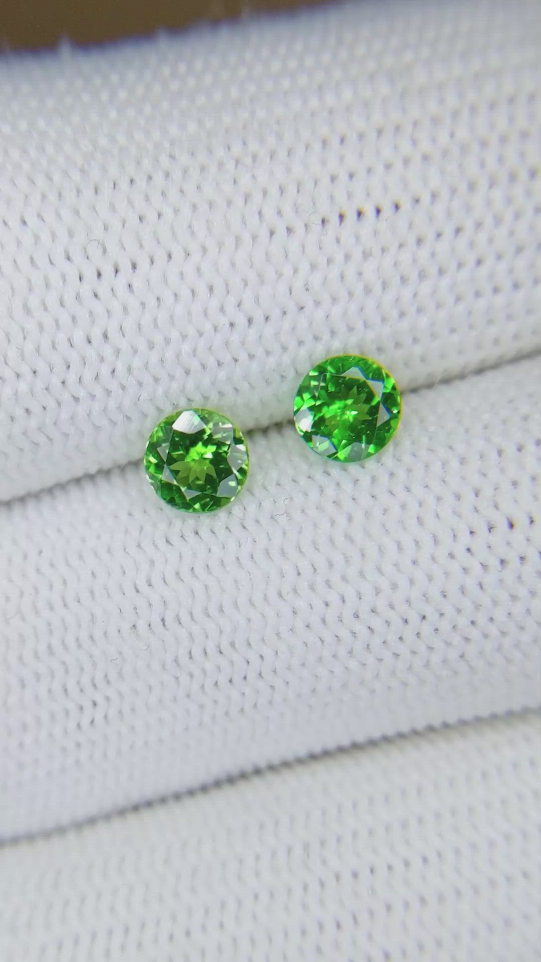1.25&nbsp;Ct.Tw.Total Carat Weight Tsavorite Garnet Pair from Madagascar Size Video