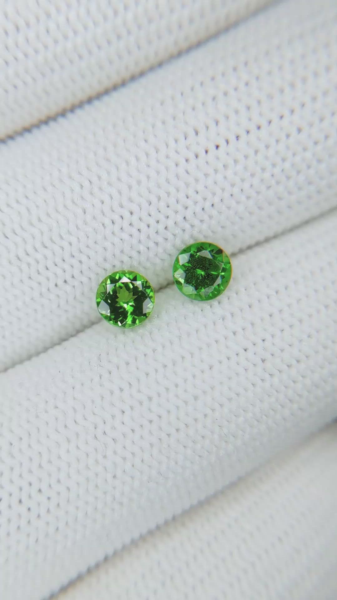 1.32&nbsp;Ct.Tw.Total Carat Weight Tsavorite Garnet Pair from Madagascar Size Video