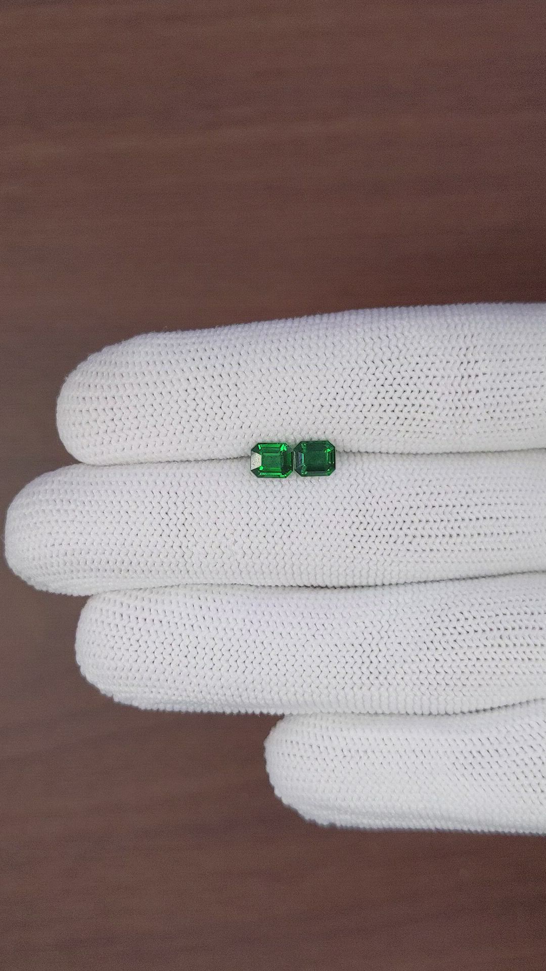 1.42&nbsp;Ct.Tw.Total Carat Weight Tsavorite Garnet Pair from Tanzania Size Video