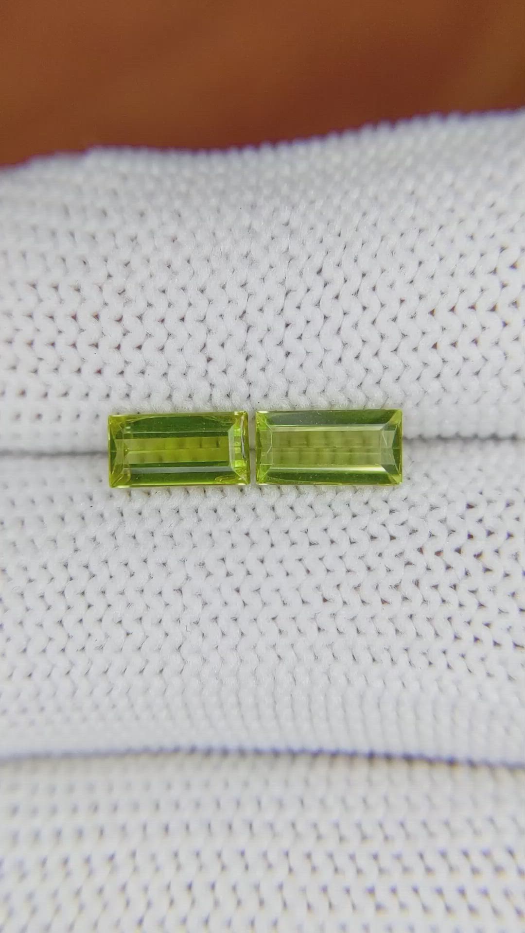 1.49&nbsp;Ct.Tw.Total Carat Weight Peridot Pair from Ceylon (Sri Lanka) Size Video