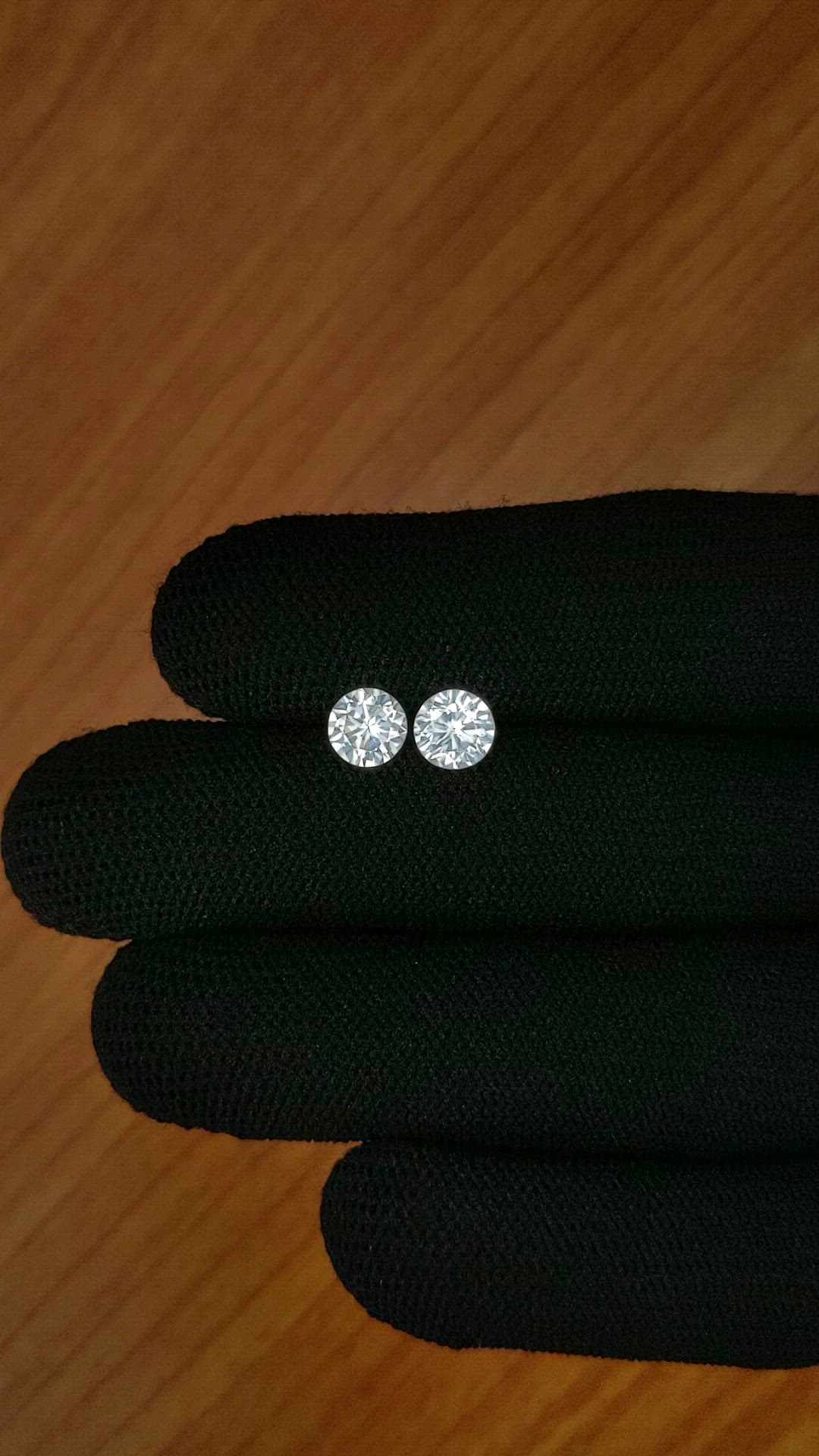2.20&nbsp;Ct.Tw.Total Carat Weight White Zircon Pair from Ceylon (Sri Lanka) Size Video