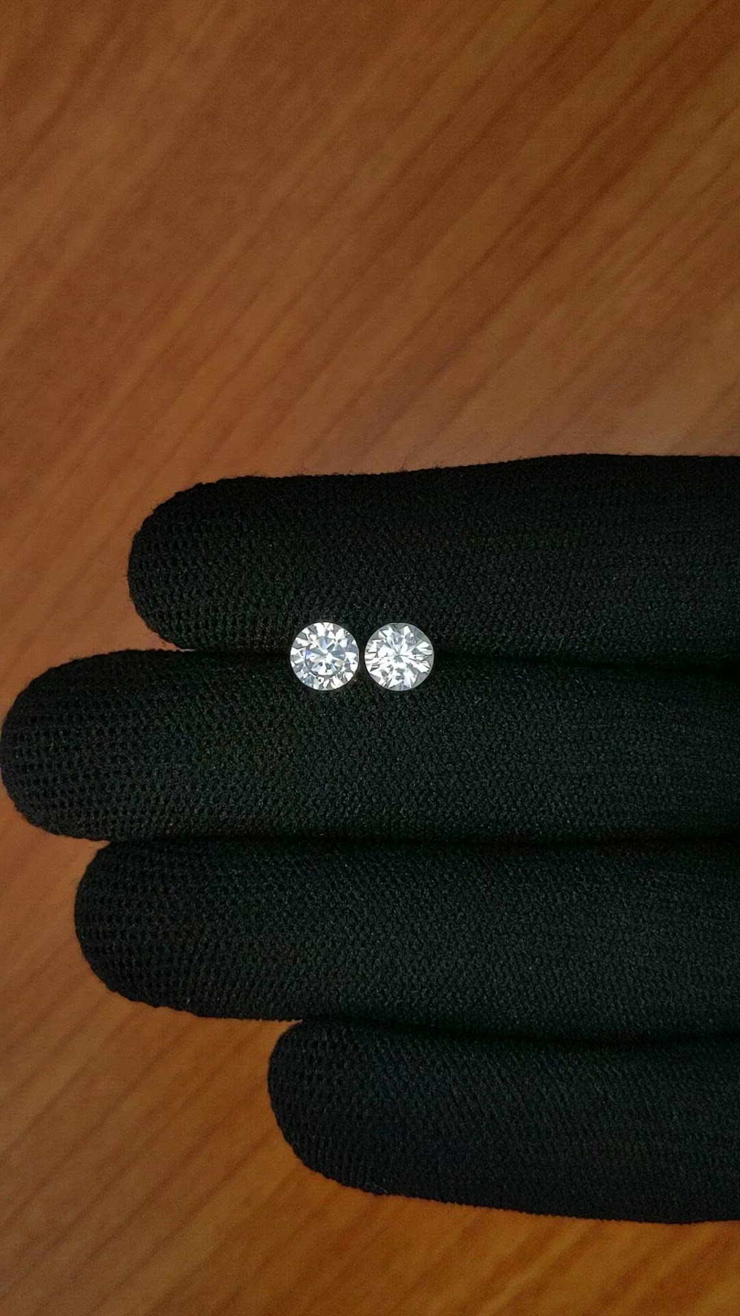 2.08&nbsp;Ct.Tw.Total Carat Weight White Zircon Pair from Ceylon (Sri Lanka) Size Video
