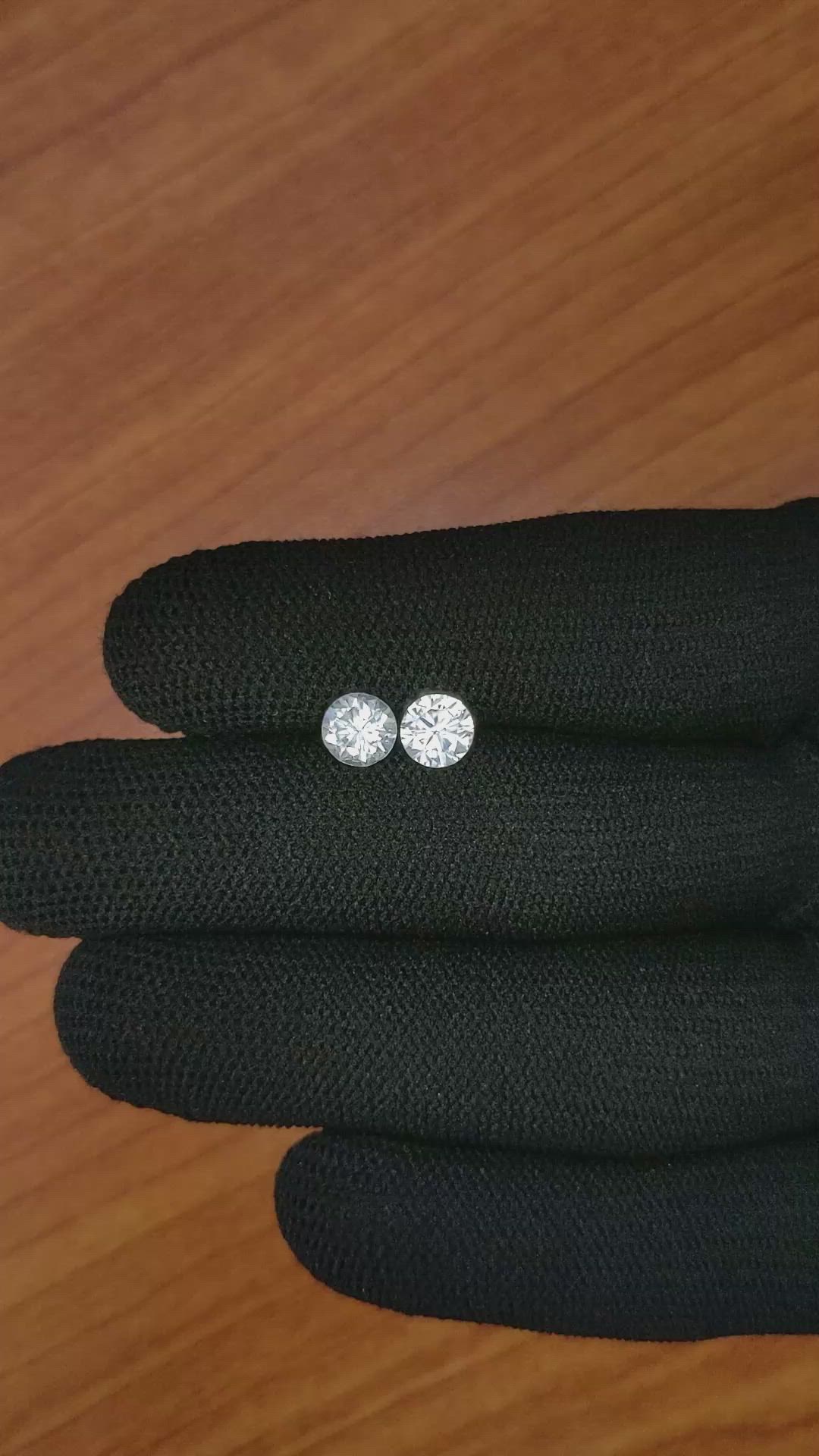 2.10&nbsp;Ct.Tw.Total Carat Weight White Zircon Pair from Ceylon (Sri Lanka) Size Video