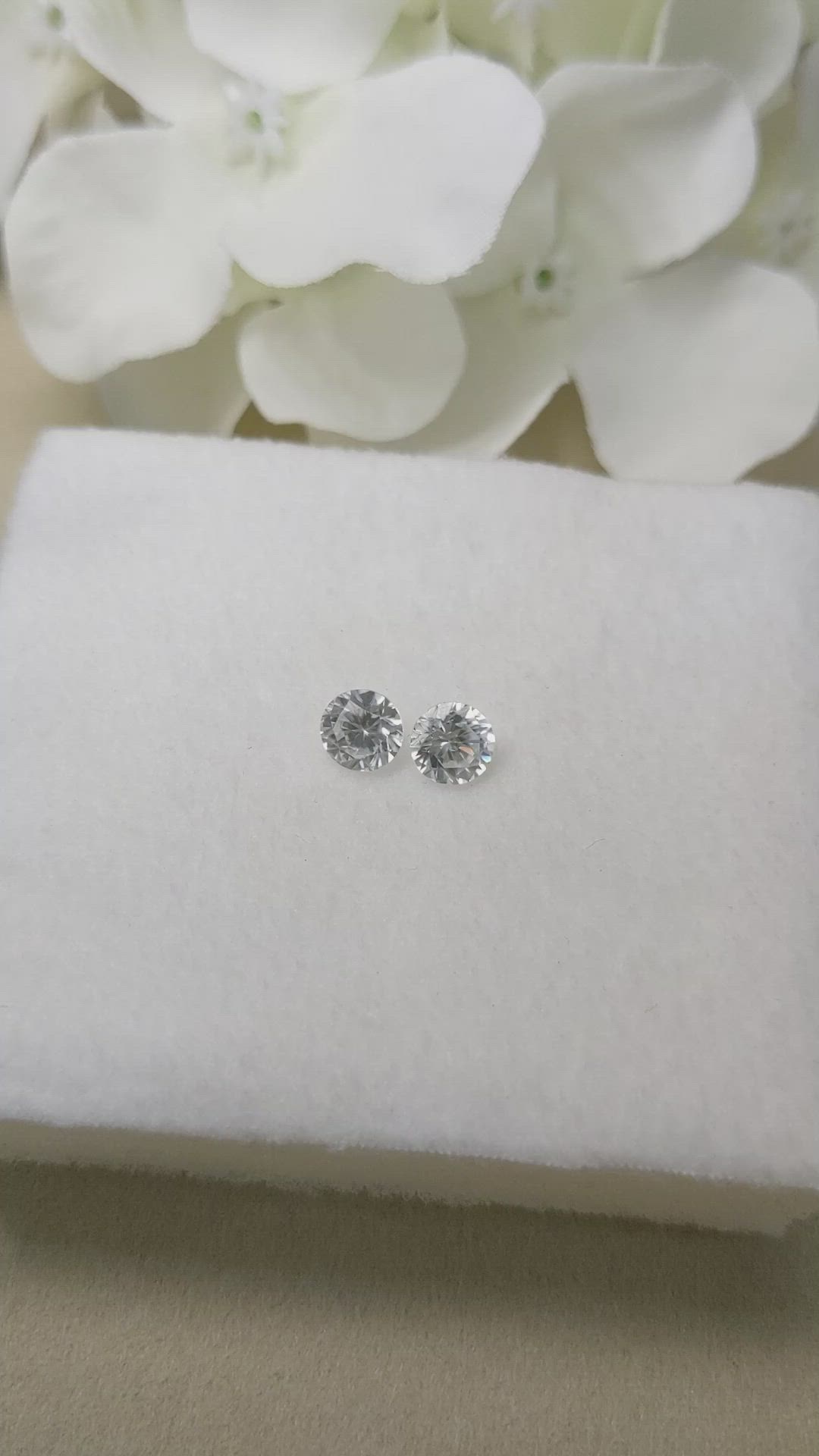 2.10&nbsp;Ct.Tw.Total Carat Weight White Zircon Pair from Ceylon (Sri Lanka) Size Video