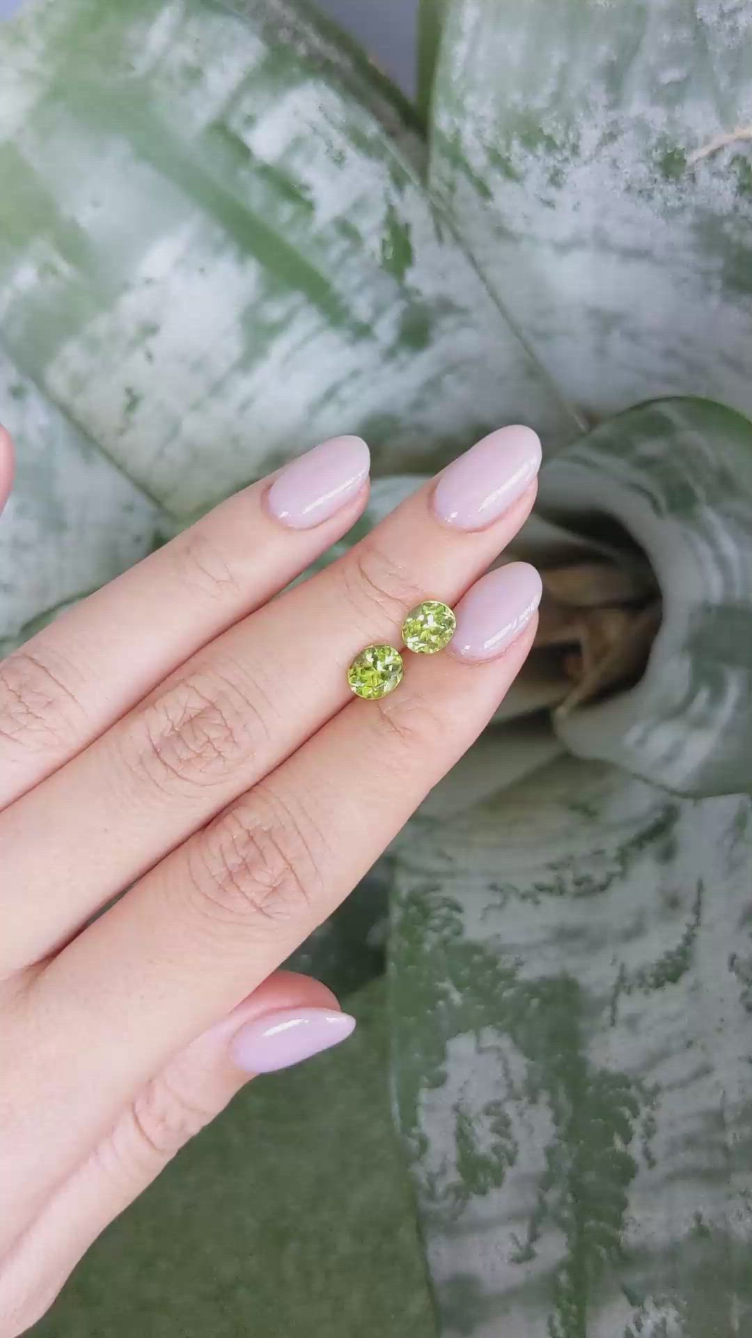 2.32&nbsp;Ct.Tw.Total Carat Weight Green (Lime Green) Peridot Pair from Burma (Myanmar) Size Video