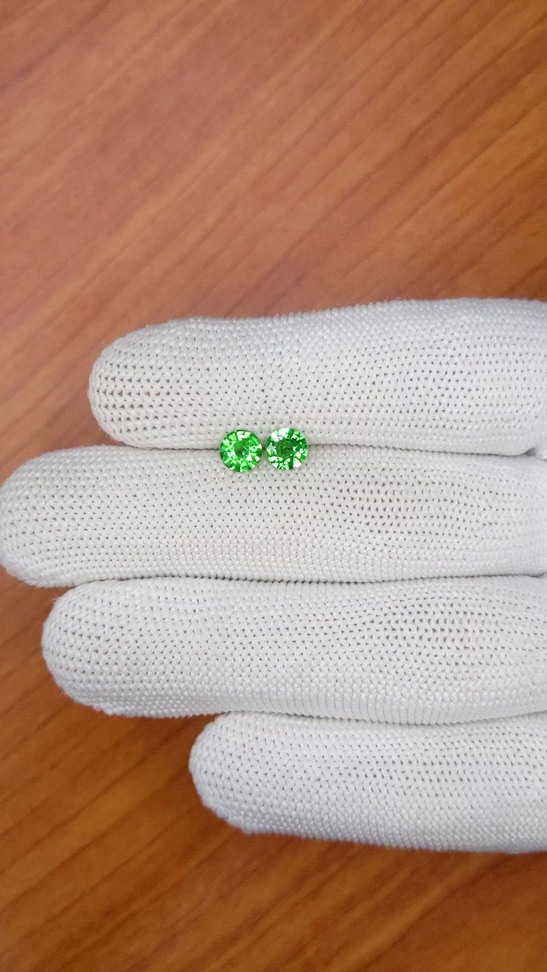 1.00&nbsp;Ct.Tw.Total Carat Weight Tsavorite Garnet Pair from Madagascar Size Video