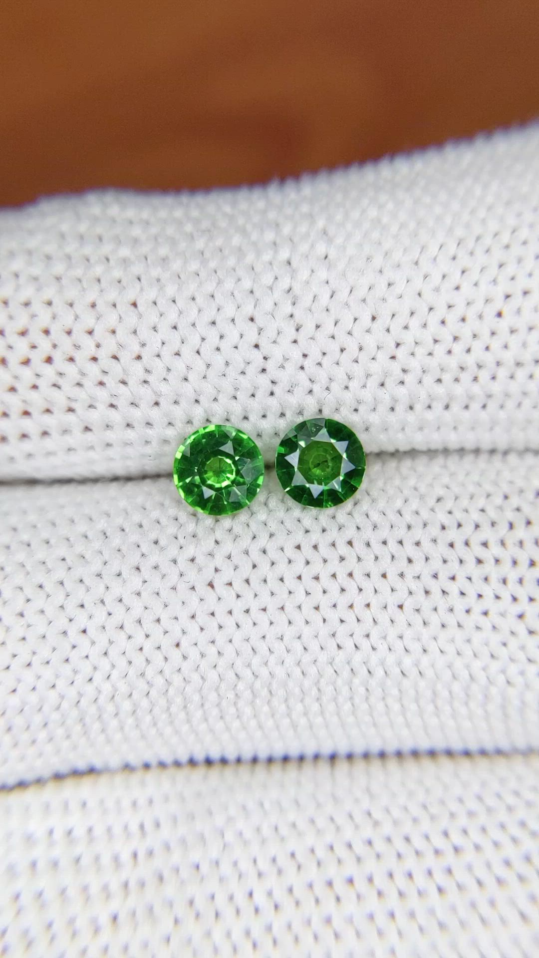 1.00&nbsp;Ct.Tw.Total Carat Weight Tsavorite Garnet Pair from Madagascar Size Video