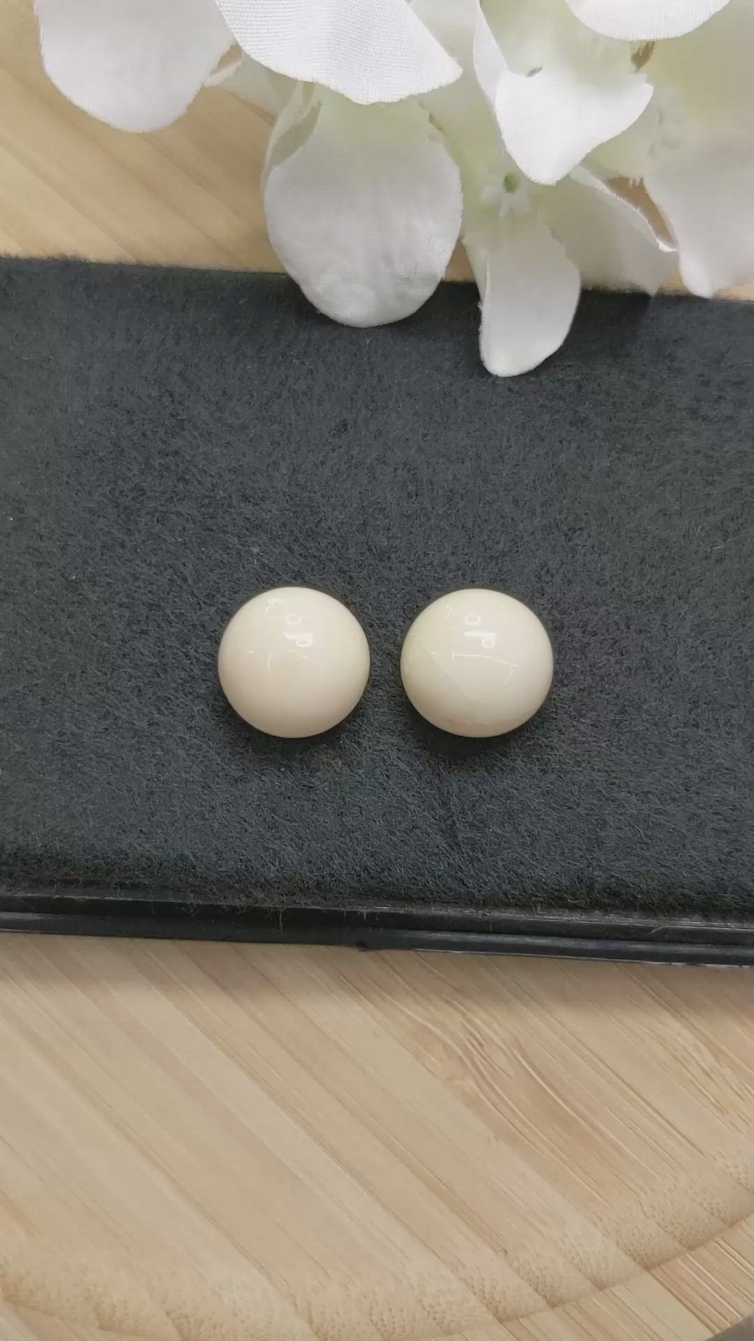 31.54 Ct.Tw.Total Carat Weight Salmon and White Cabochon Coral Pair from Italy Size Video