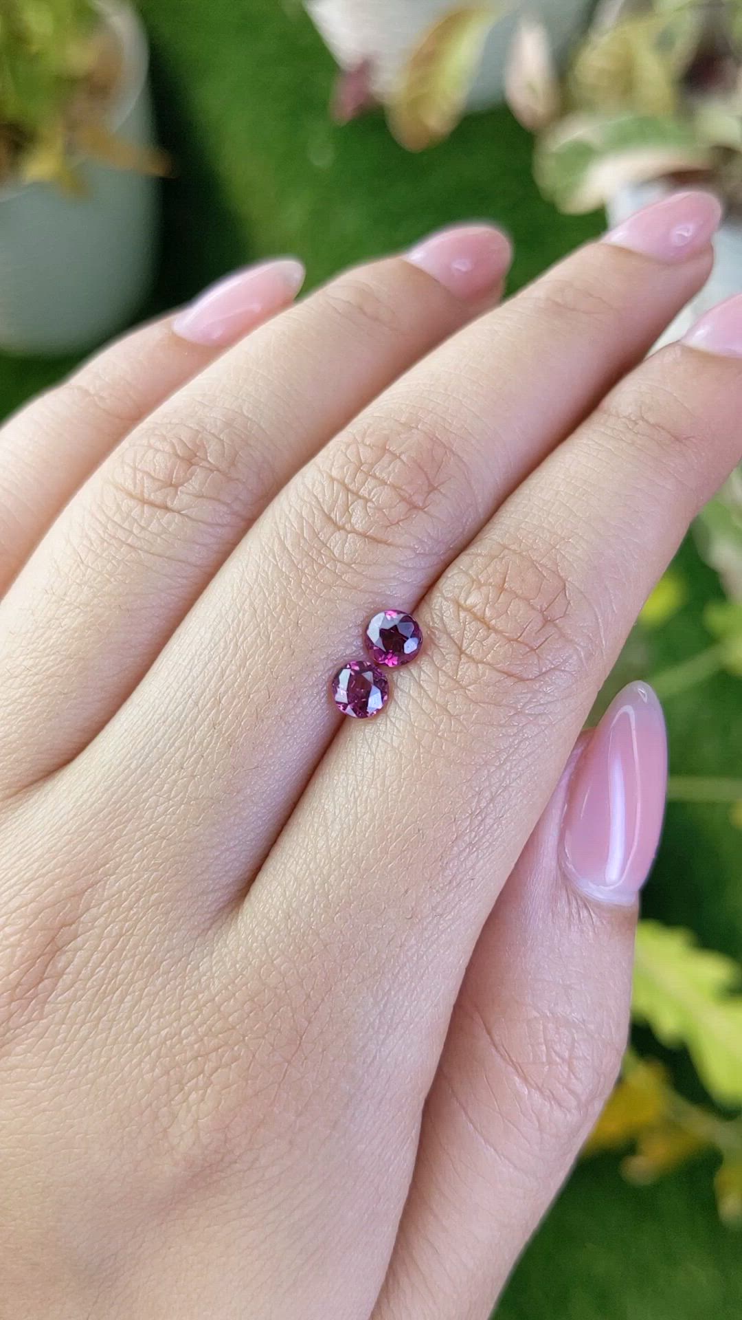 1.06&nbsp;Ct.Tw.Total Carat Weight Pinkish Purple Rhodolite Garnet Pair from Ceylon (Sri Lanka) Size Video