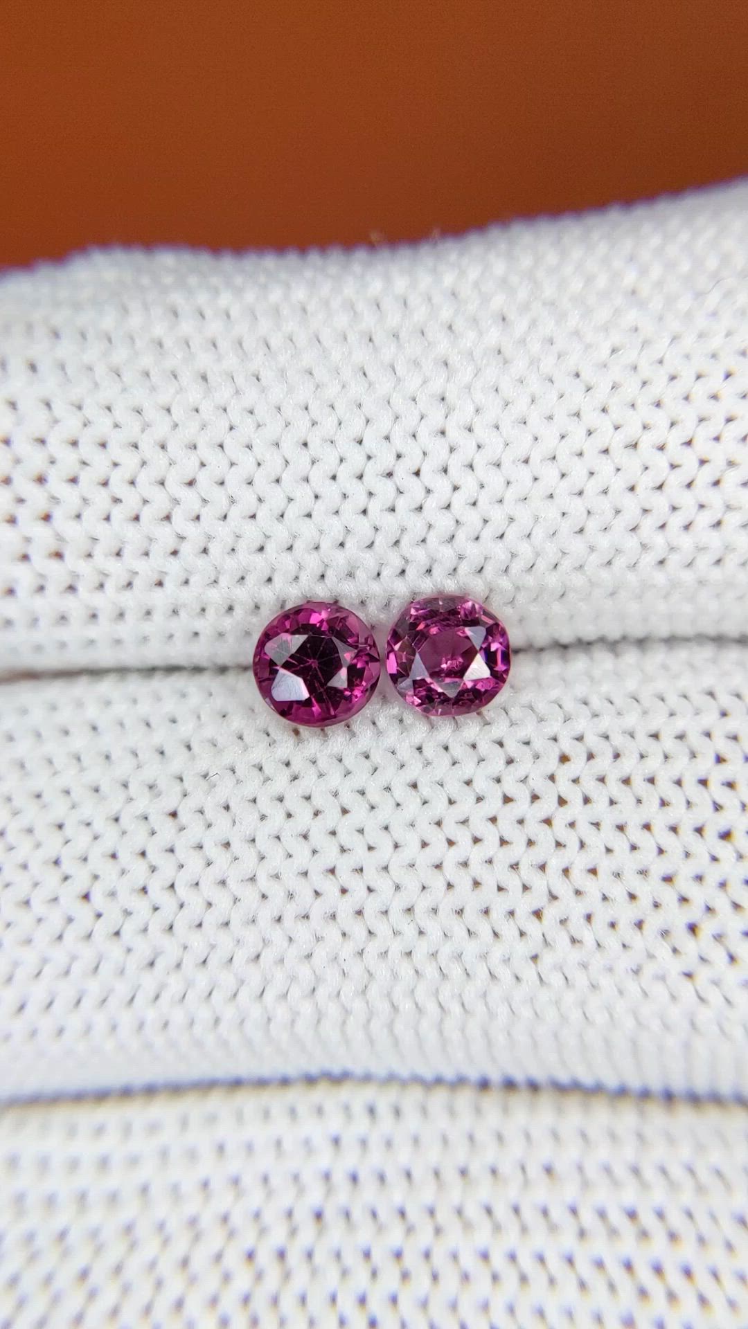 1.06&nbsp;Ct.Tw.Total Carat Weight Pinkish Purple Rhodolite Garnet Pair from Ceylon (Sri Lanka) Size Video