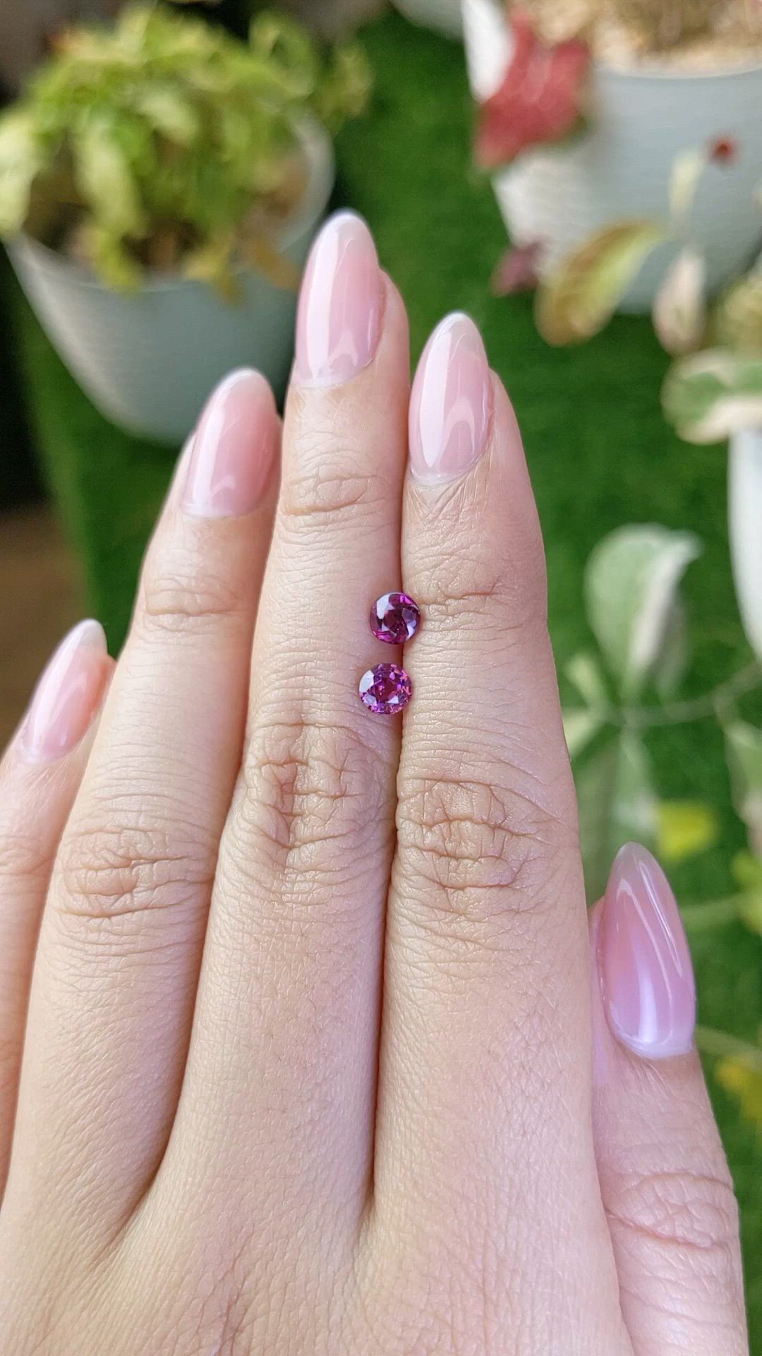 1.06&nbsp;Ct.Tw.Total Carat Weight Pinkish Purple Rhodolite Garnet Pair from Ceylon (Sri Lanka) Size Video