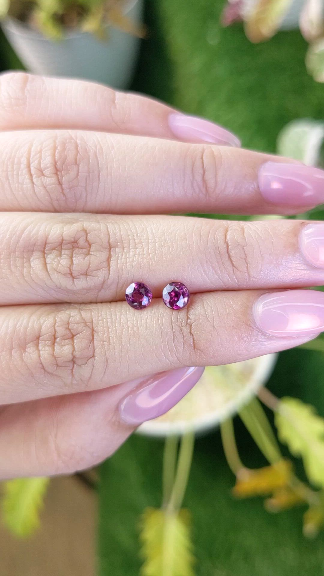 1.06&nbsp;Ct.Tw.Total Carat Weight Pinkish Purple Rhodolite Garnet Pair from Ceylon (Sri Lanka) Size Video