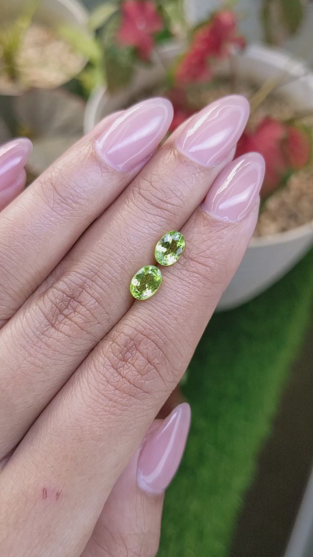 1.86&nbsp;Ct.Tw.Total Carat Weight Green (Lime Green) Peridot Pair from Pakistan Size Video