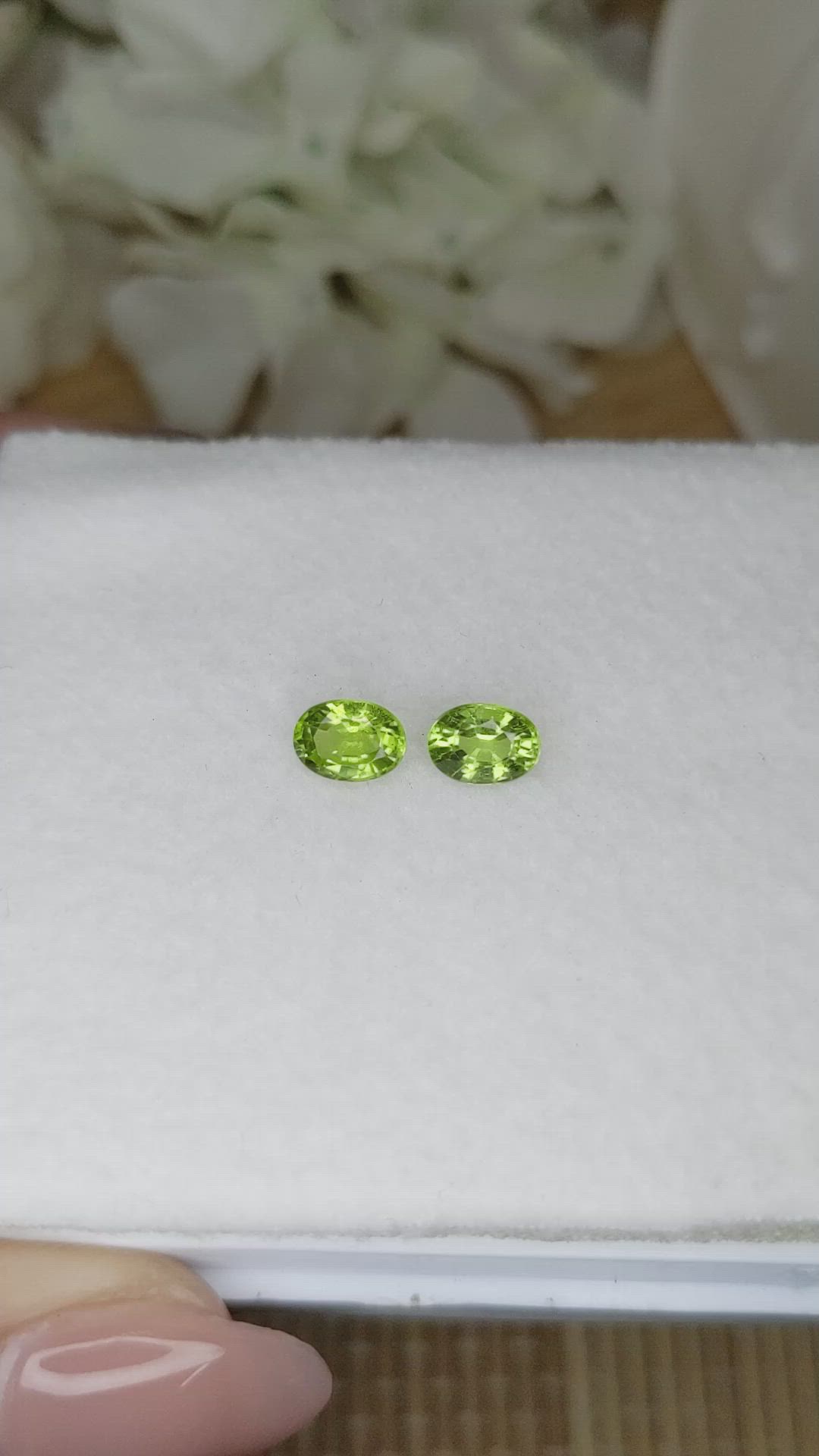1.86&nbsp;Ct.Tw.Total Carat Weight Green (Lime Green) Peridot Pair from Pakistan Size Video