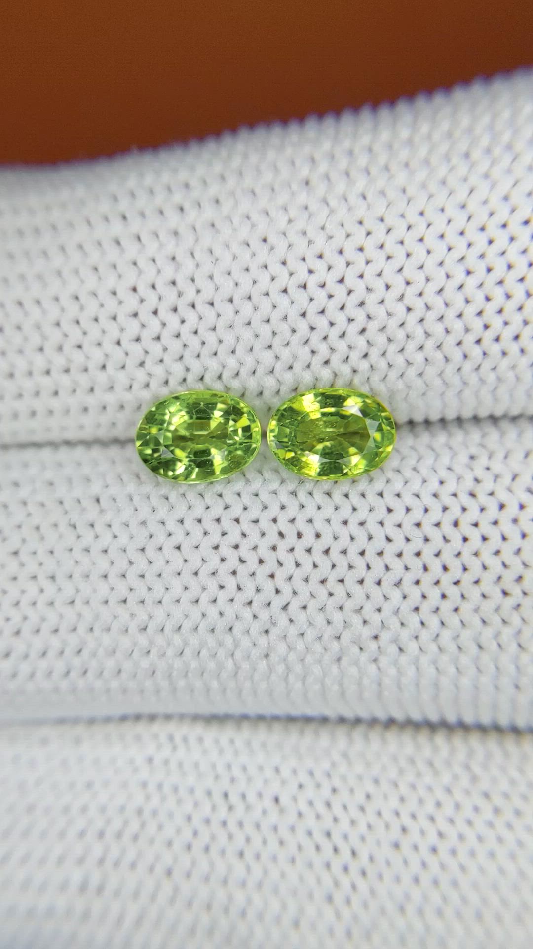 1.86&nbsp;Ct.Tw.Total Carat Weight Green (Lime Green) Peridot Pair from Pakistan Size Video