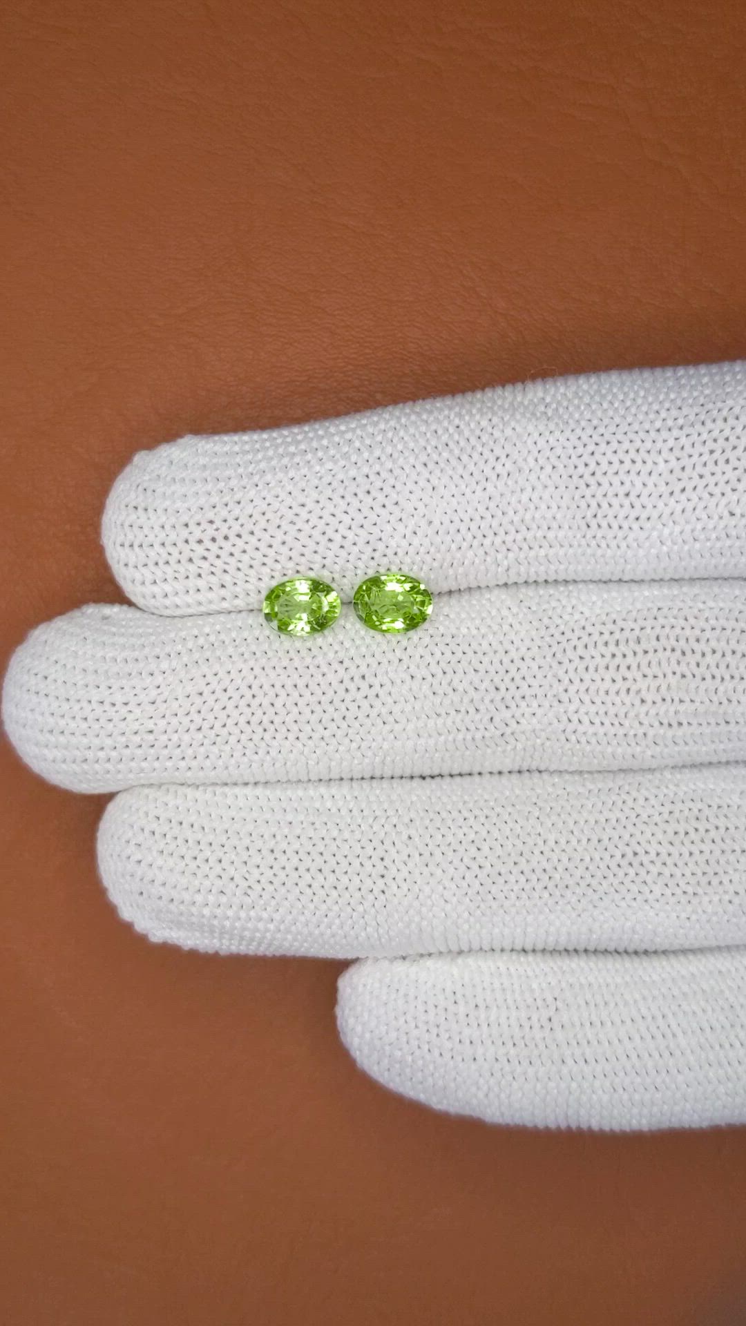1.68&nbsp;Ct.Tw.Total Carat Weight Green (Lime Green) Peridot Pair from Ceylon (Sri Lanka) Size Video