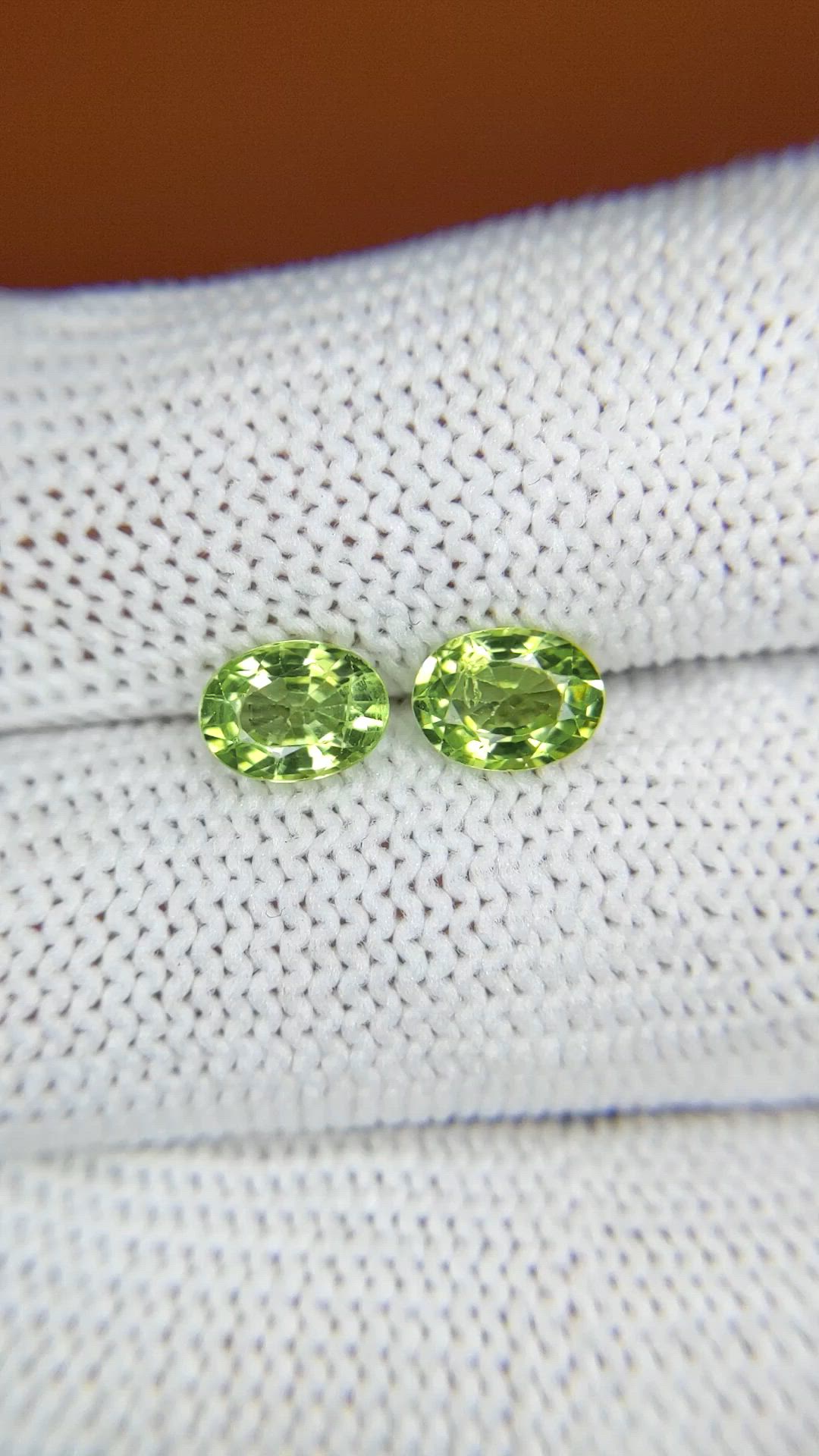 1.68&nbsp;Ct.Tw.Total Carat Weight Green (Lime Green) Peridot Pair from Ceylon (Sri Lanka) Size Video