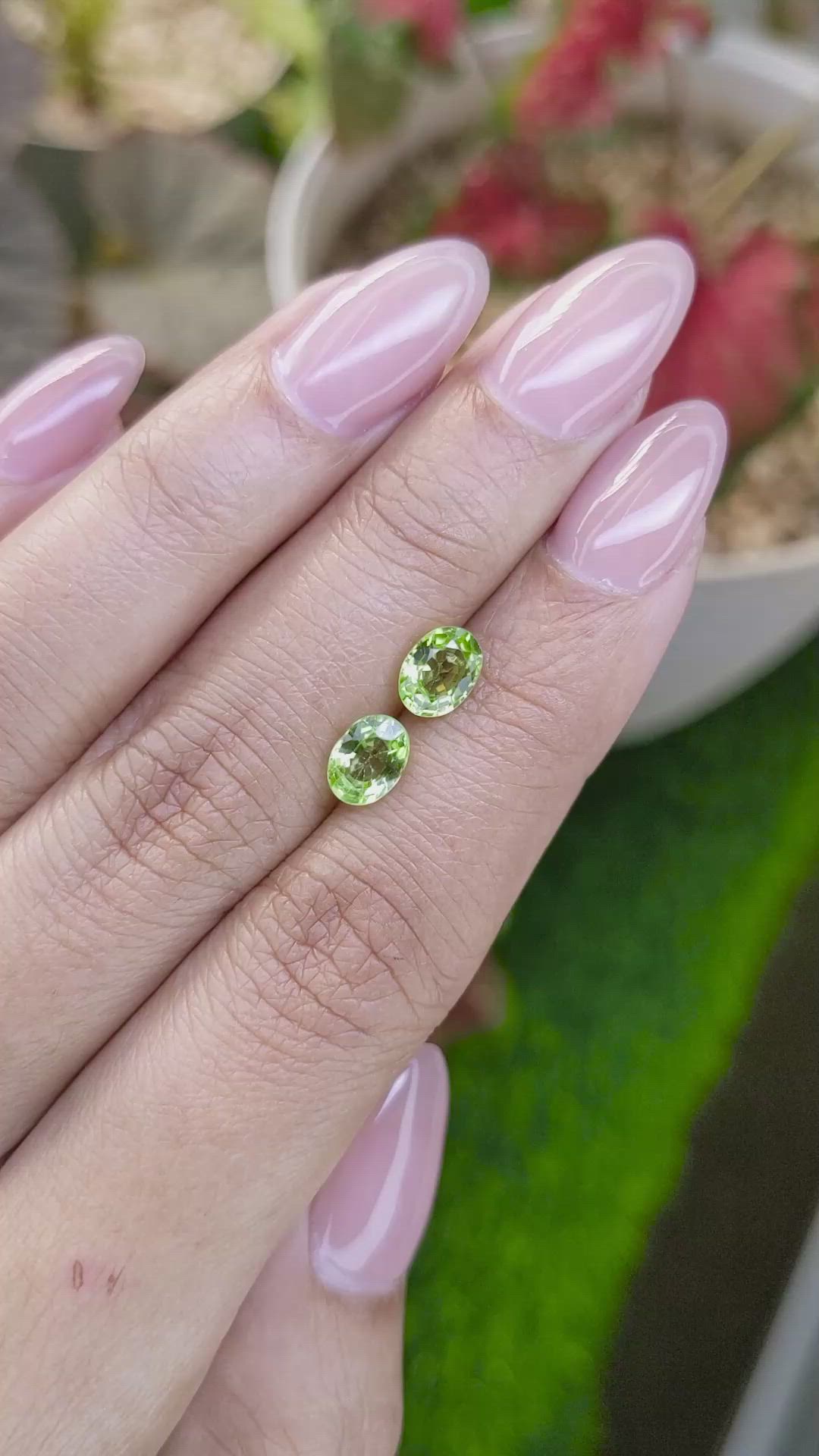 1.68&nbsp;Ct.Tw.Total Carat Weight Green (Lime Green) Peridot Pair from Ceylon (Sri Lanka) Size Video