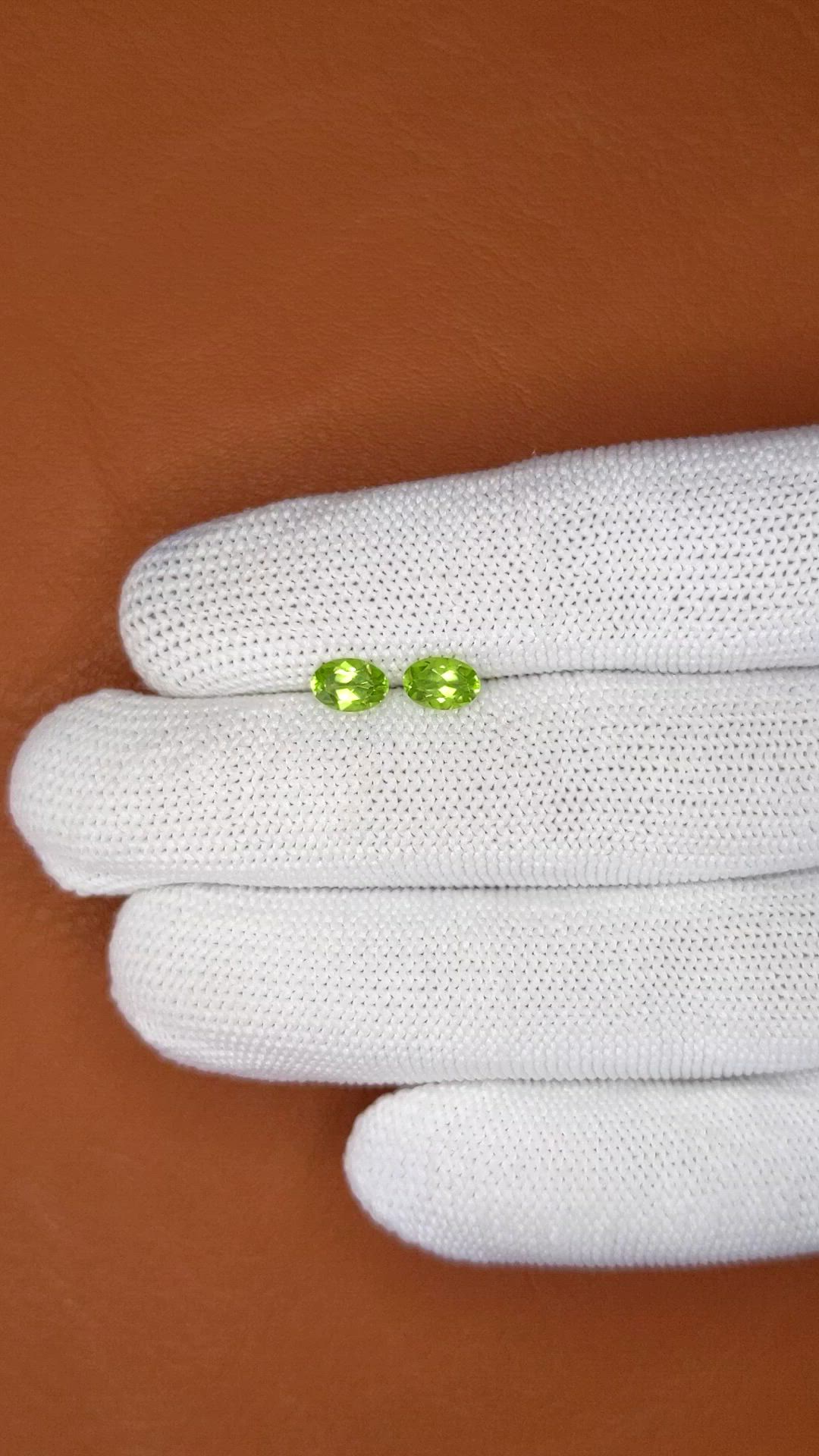 1.07&nbsp;Ct.Tw.Total Carat Weight Yellowish Green Peridot Pair from Brazil Size Video