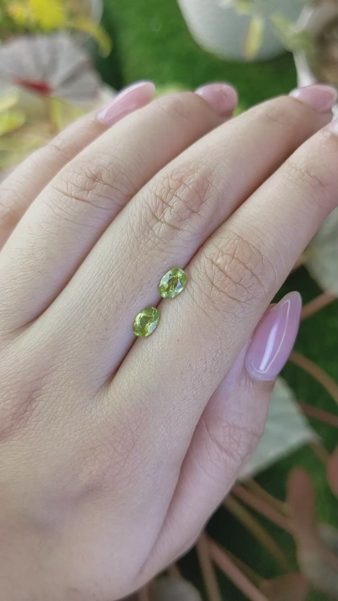 0.94&nbsp;Ct.Tw.Total Carat Weight Yellowish Green Peridot Pair from Brazil Size Video