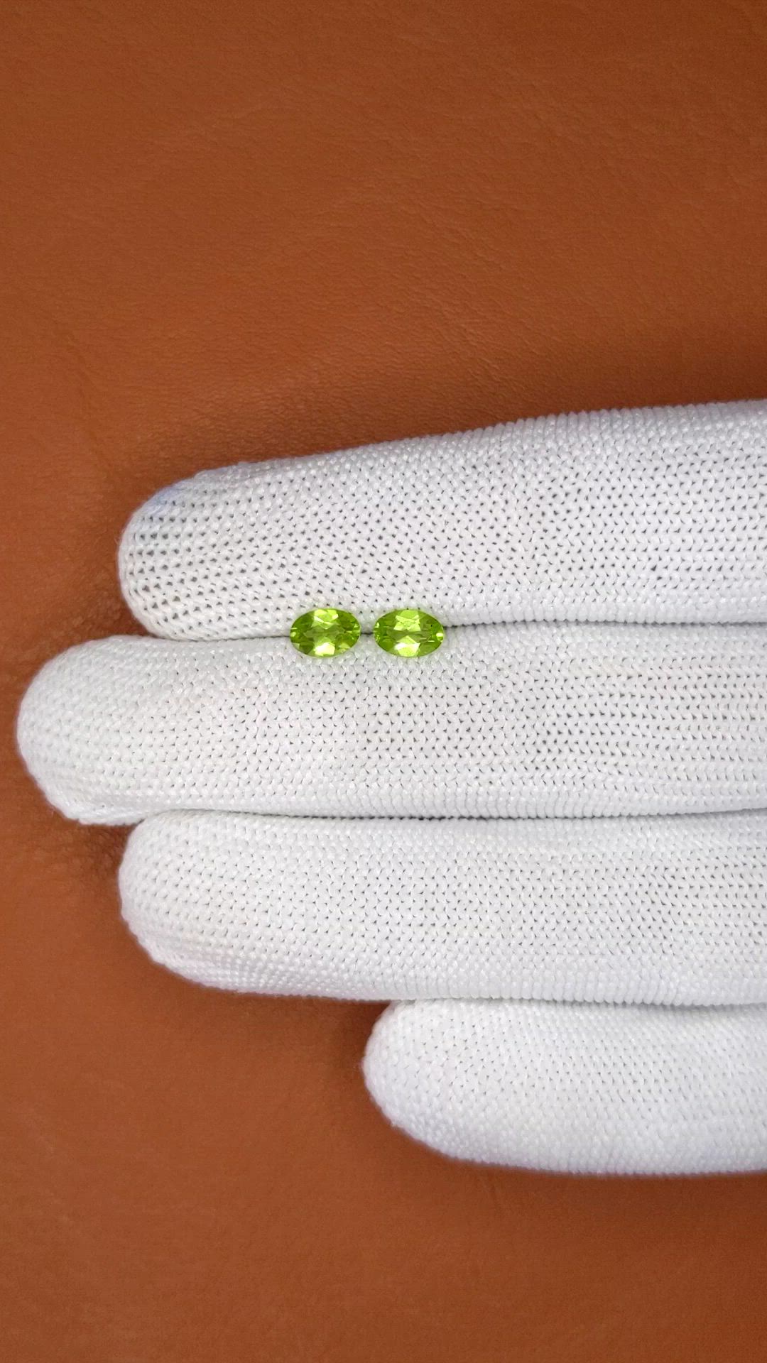 0.94&nbsp;Ct.Tw.Total Carat Weight Yellowish Green Peridot Pair from Brazil Size Video