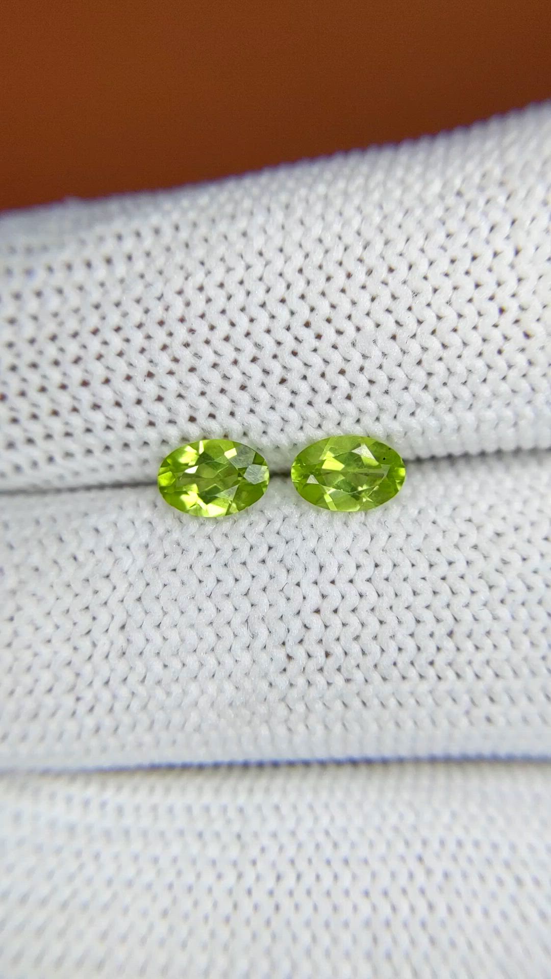 0.94&nbsp;Ct.Tw.Total Carat Weight Yellowish Green Peridot Pair from Brazil Size Video