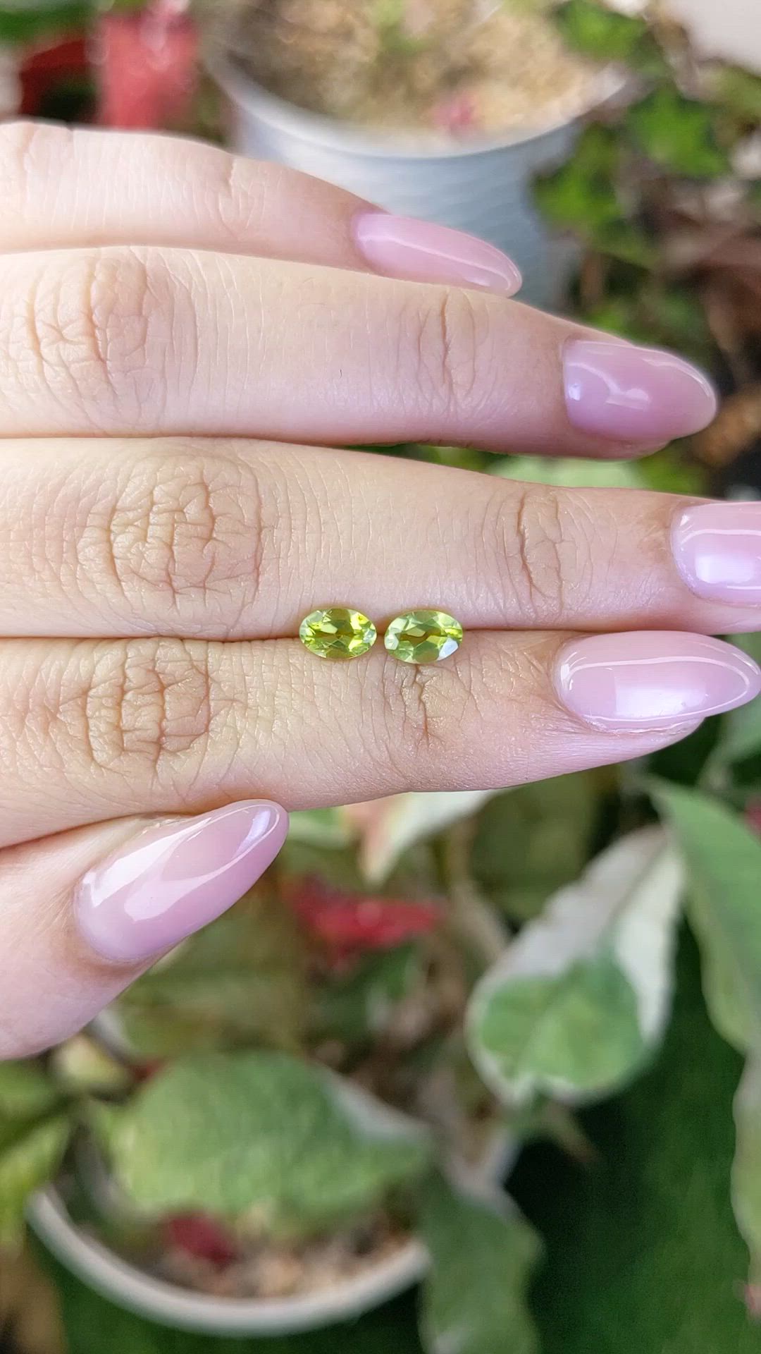 0.94&nbsp;Ct.Tw.Total Carat Weight Yellowish Green Peridot Pair from Pakistan Size Video