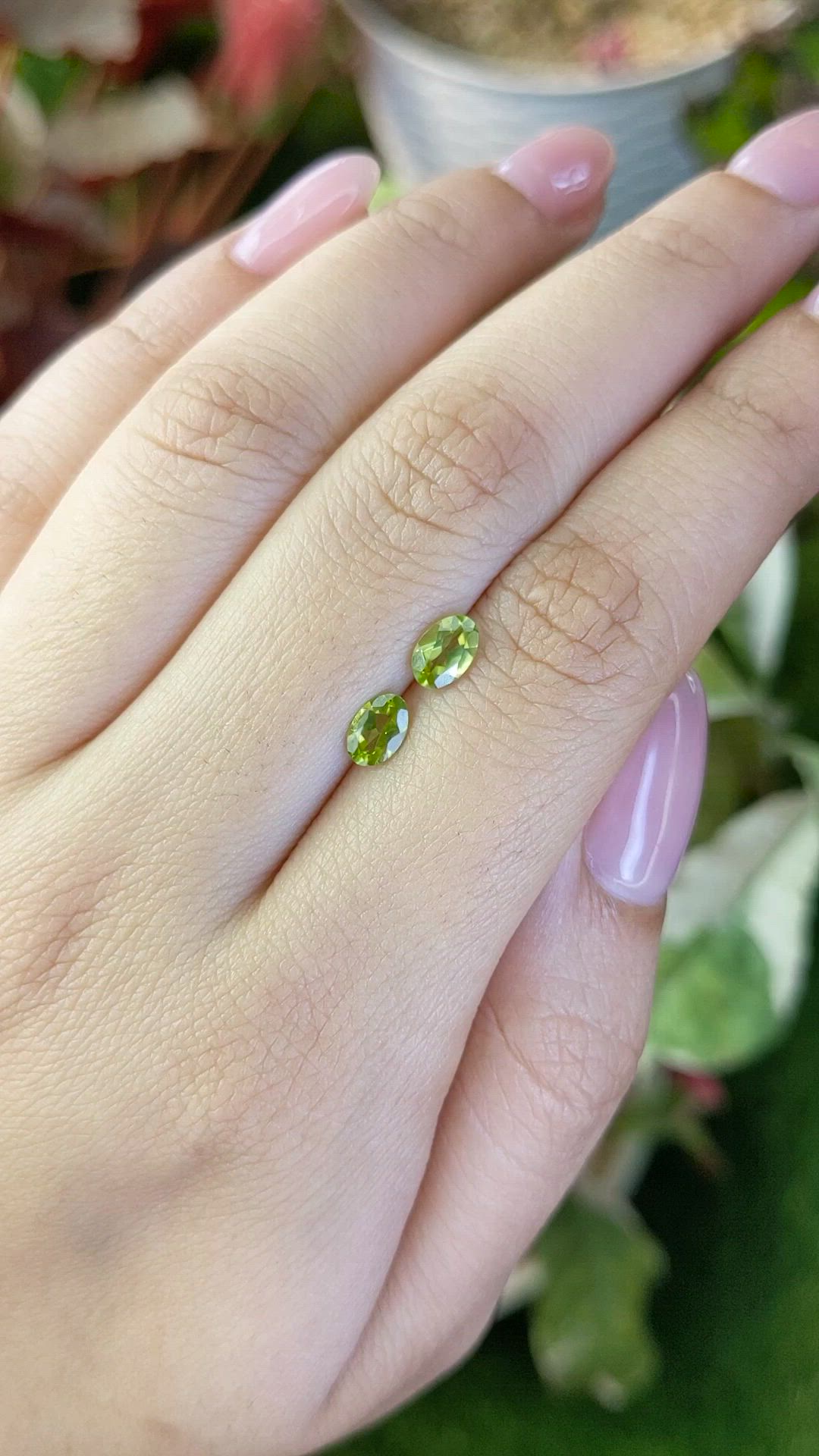 0.94&nbsp;Ct.Tw.Total Carat Weight Yellowish Green Peridot Pair from Pakistan Size Video