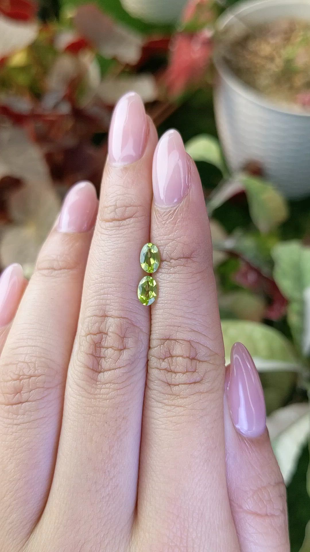 0.94&nbsp;Ct.Tw.Total Carat Weight Yellowish Green Peridot Pair from Pakistan Size Video