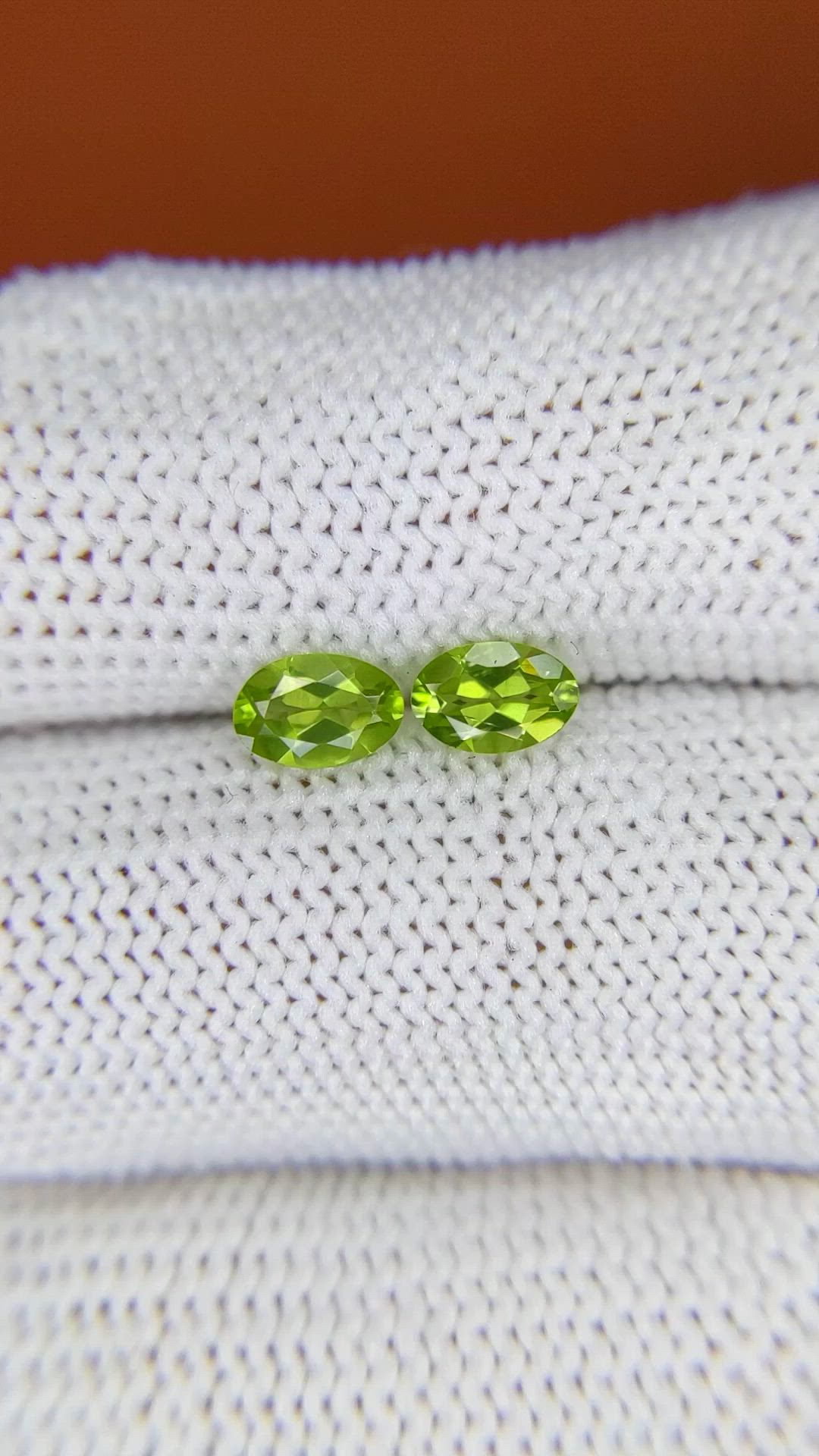 0.94&nbsp;Ct.Tw.Total Carat Weight Yellowish Green Peridot Pair from Pakistan Size Video