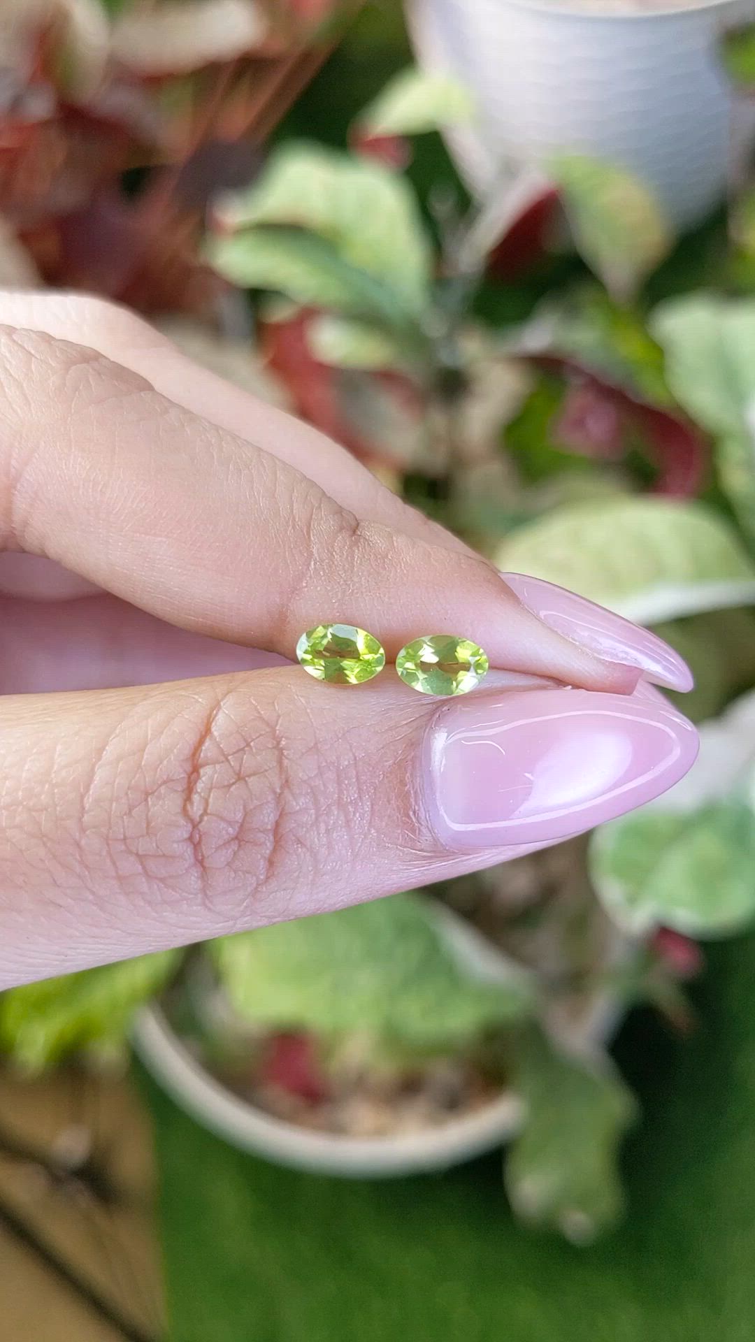 0.94&nbsp;Ct.Tw.Total Carat Weight Yellowish Green Peridot Pair from Pakistan Size Video