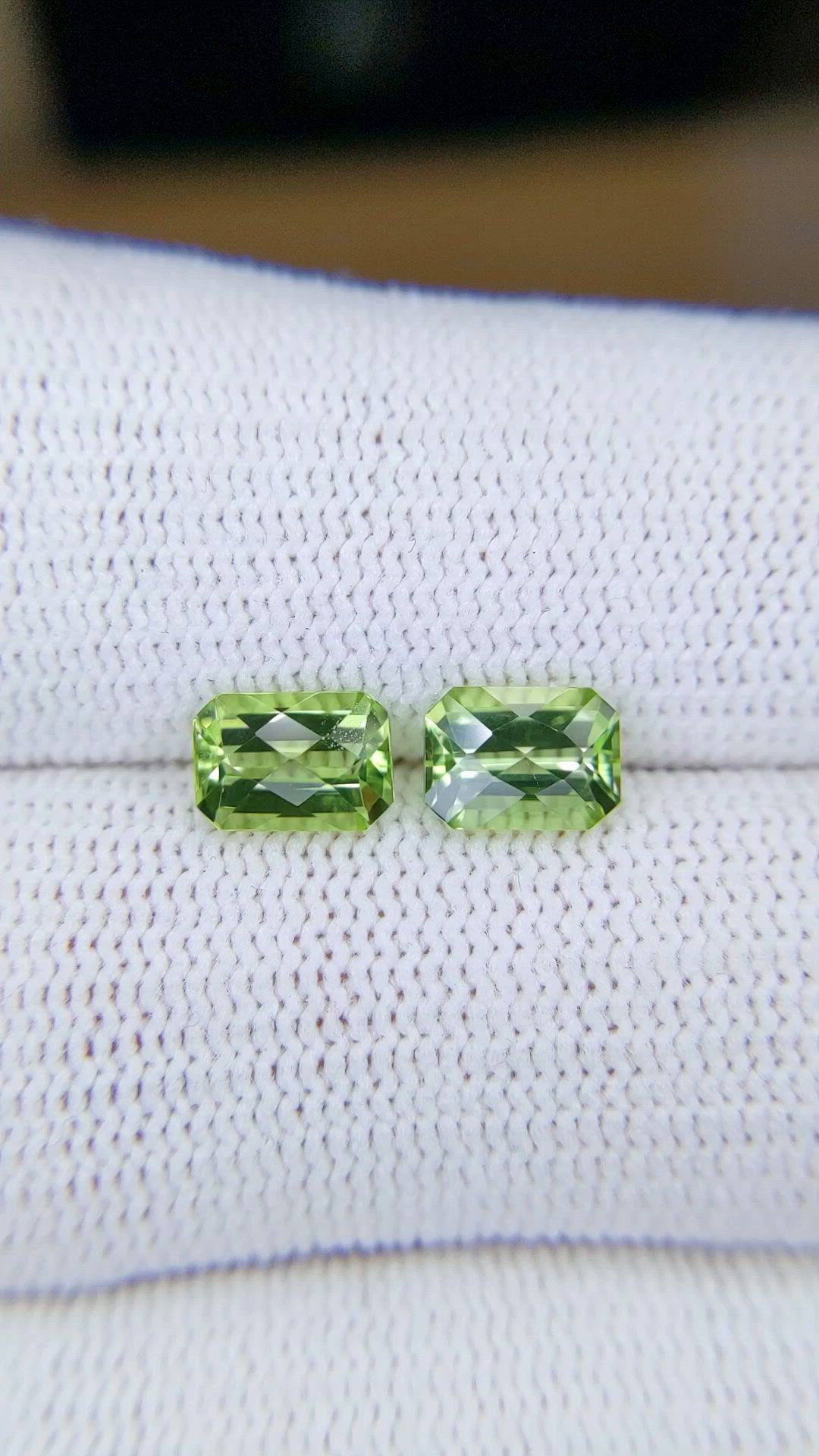 2.27&nbsp;Ct.Tw.Total Carat Weight Green (Lime Green) Peridot Pair from Brazil Size Video