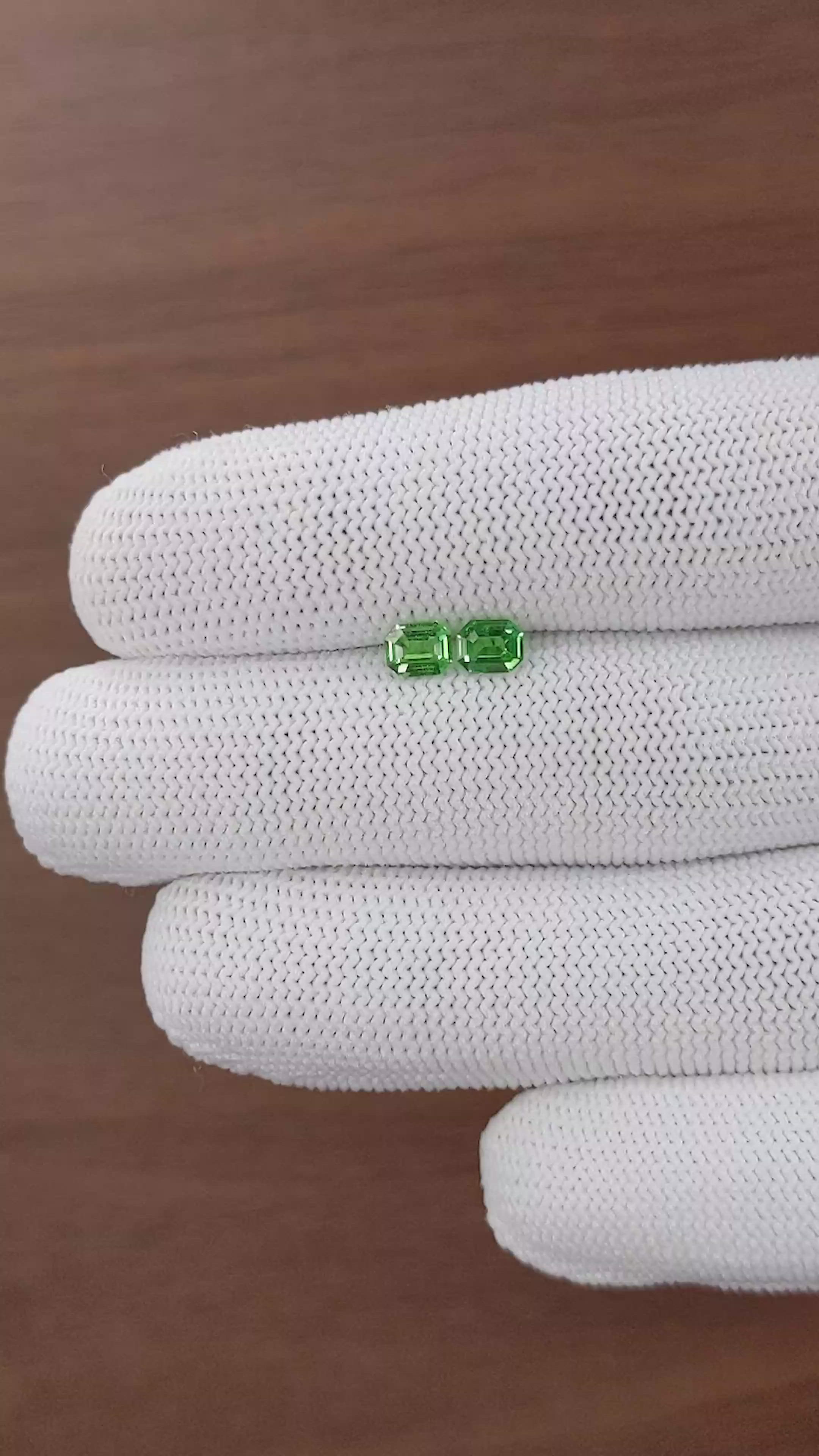 0.85&nbsp;Ct.Tw.Total Carat Weight Tsavorite Garnet Pair from Tanzania Size Video