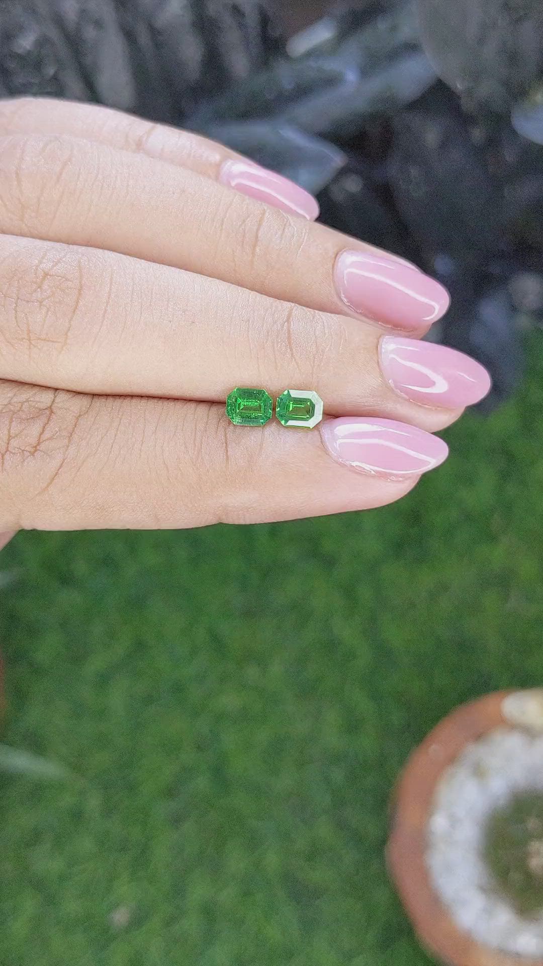 0.86&nbsp;Ct.Tw.Total Carat Weight Tsavorite Garnet Pair from Tanzania Size Video