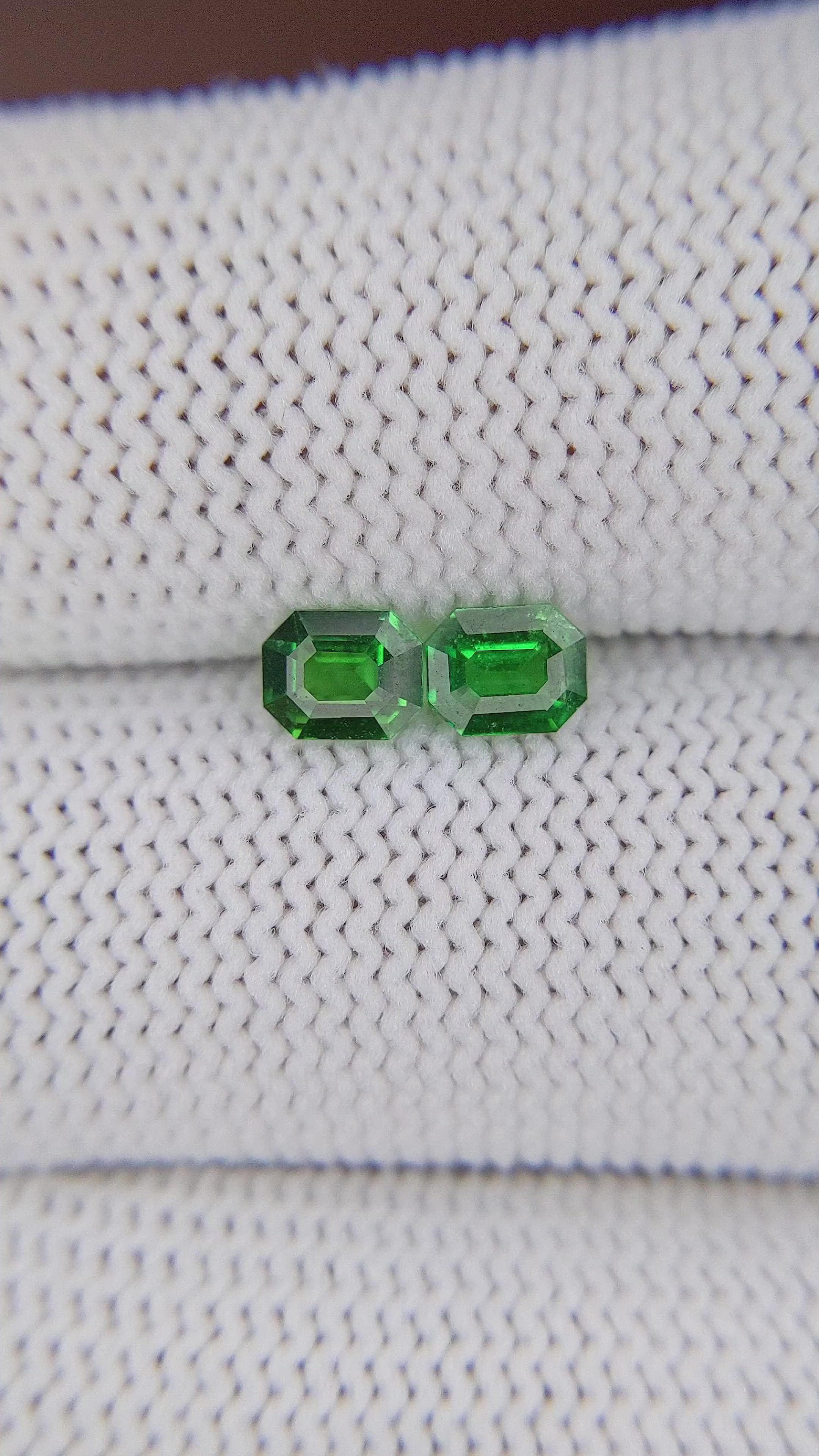 0.86&nbsp;Ct.Tw.Total Carat Weight Tsavorite Garnet Pair from Tanzania Size Video