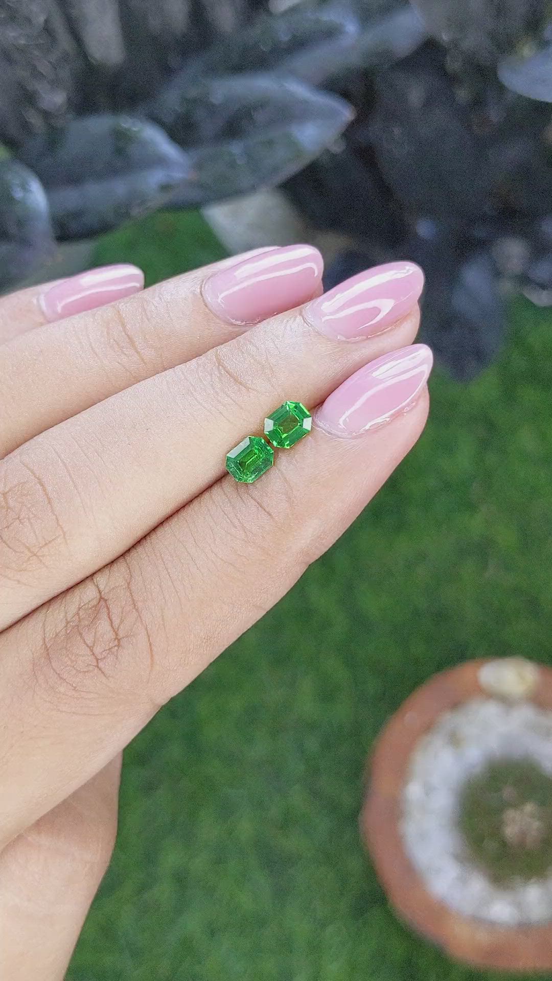 0.86&nbsp;Ct.Tw.Total Carat Weight Tsavorite Garnet Pair from Tanzania Size Video