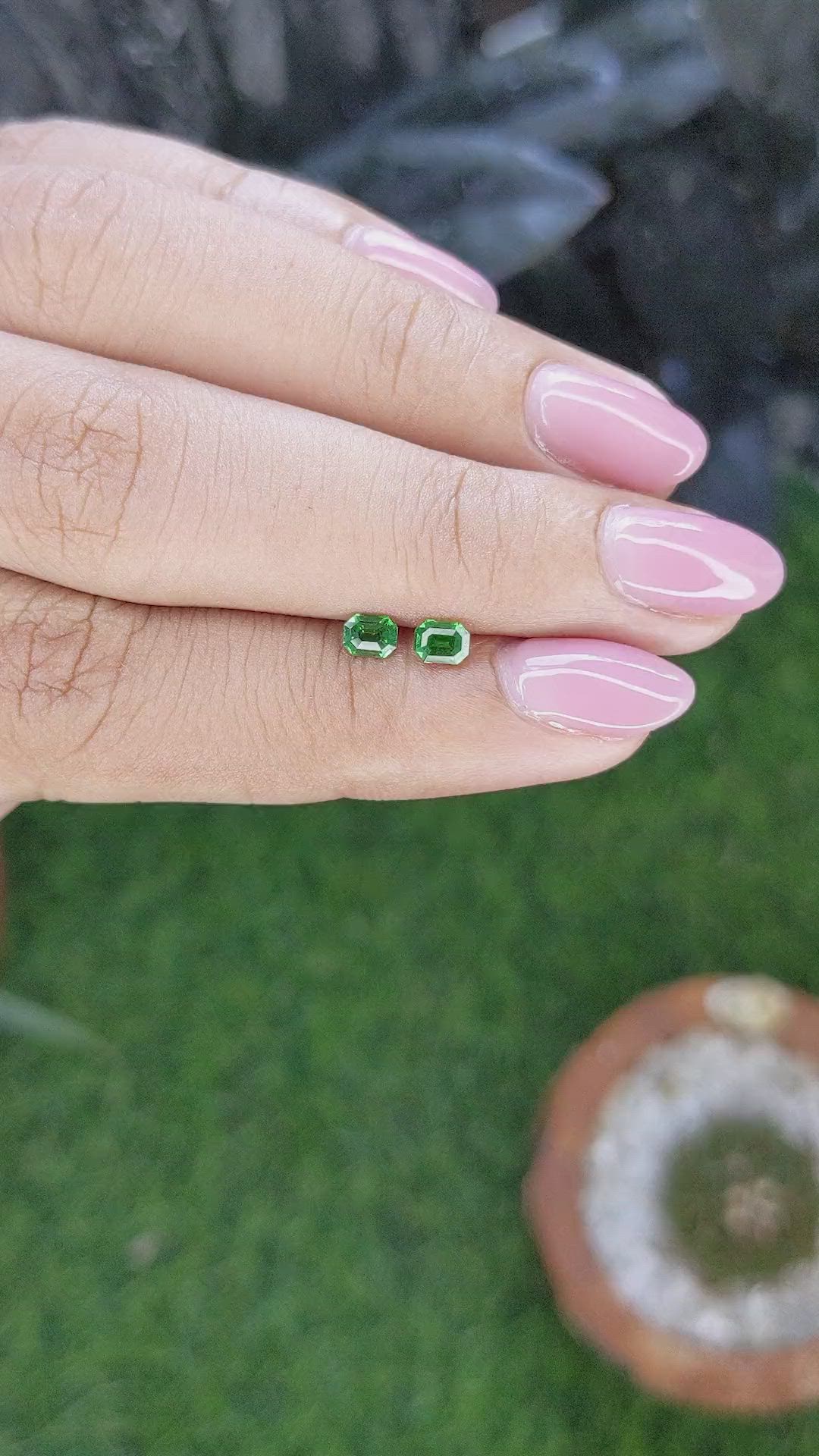 0.52&nbsp;Ct.Tw.Total Carat Weight Tsavorite Garnet Pair from Tanzania Size Video