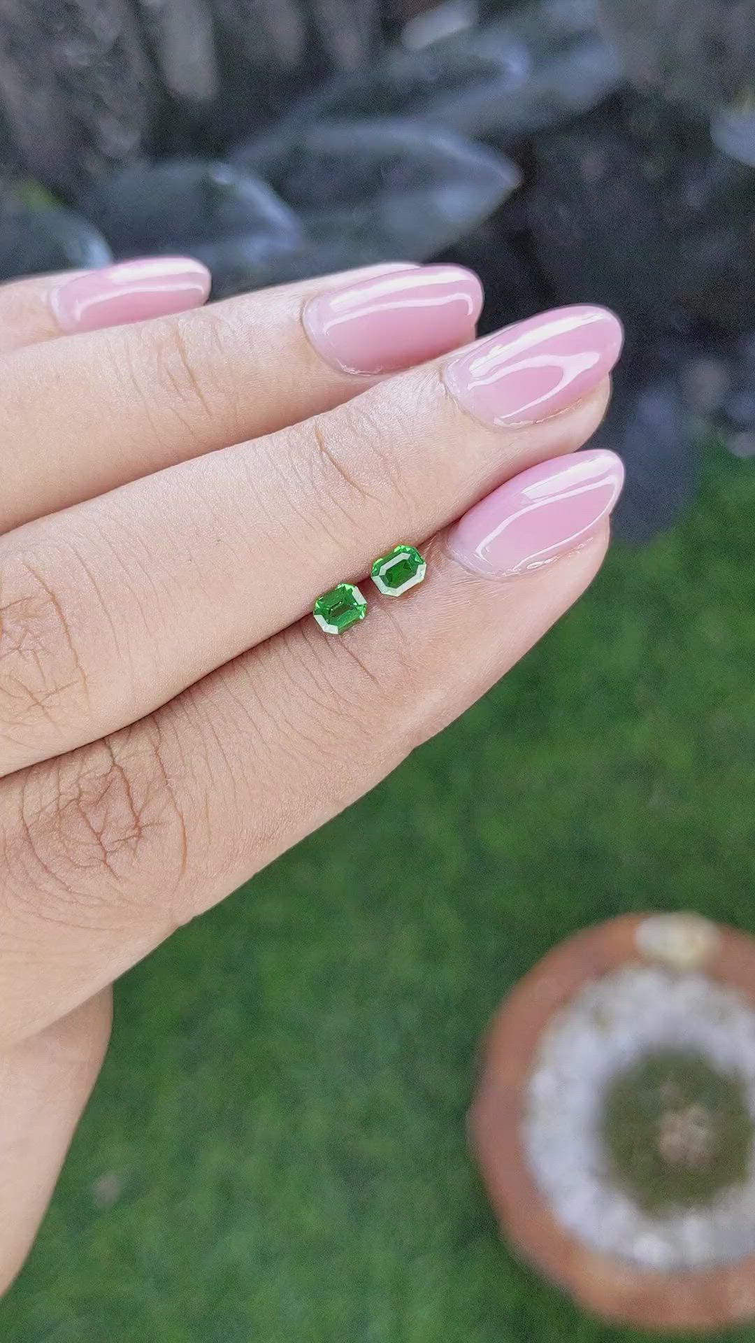 0.52&nbsp;Ct.Tw.Total Carat Weight Tsavorite Garnet Pair from Tanzania Size Video